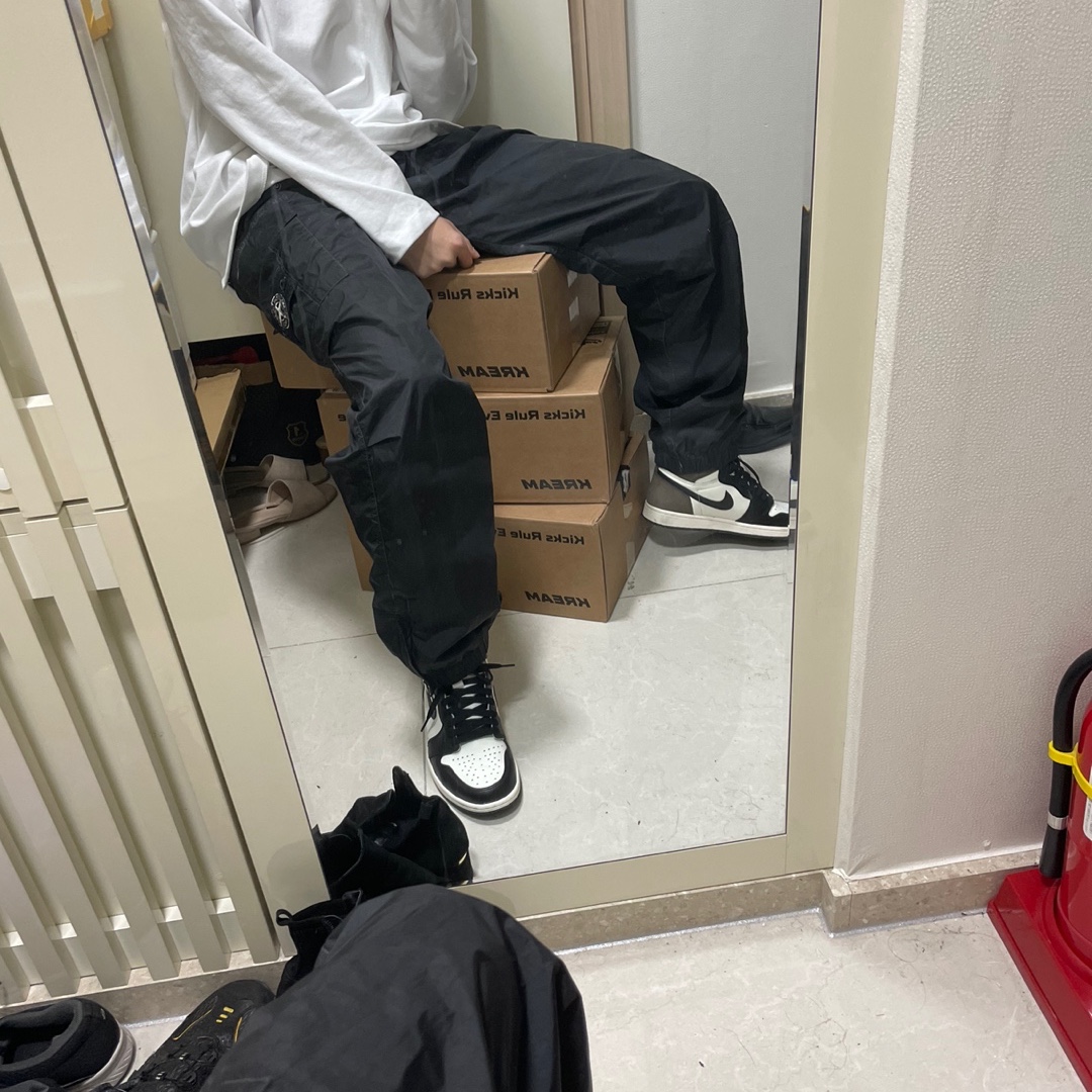 Jordan 1 Retro High OG Black Mocha, Supreme x Stone Island Painted Camo Nylon Cargo Pants Black - 20FW 착용 스타일 - 1
