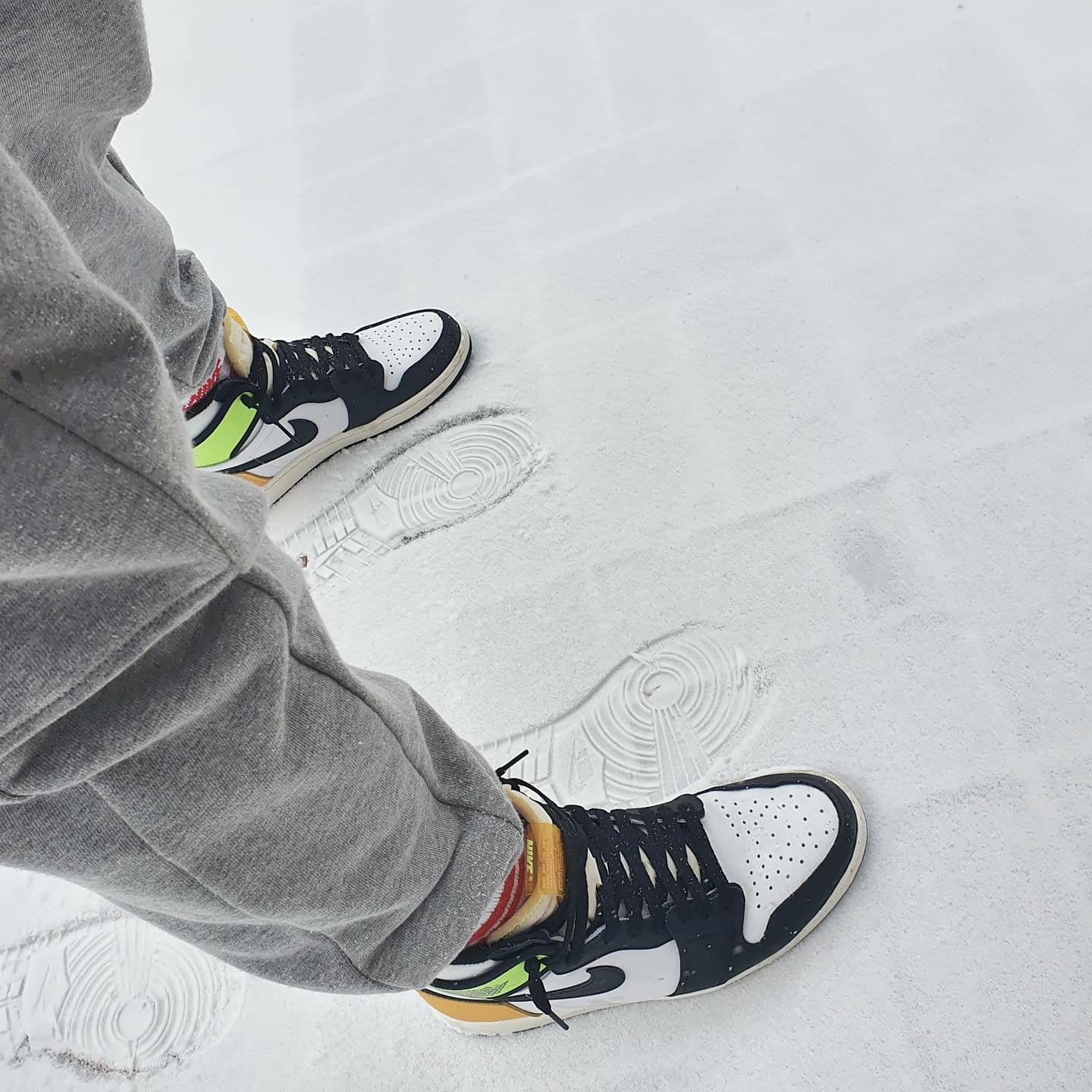 Jordan 1 Retro High OG Volt Gold 착용 스타일 - 1