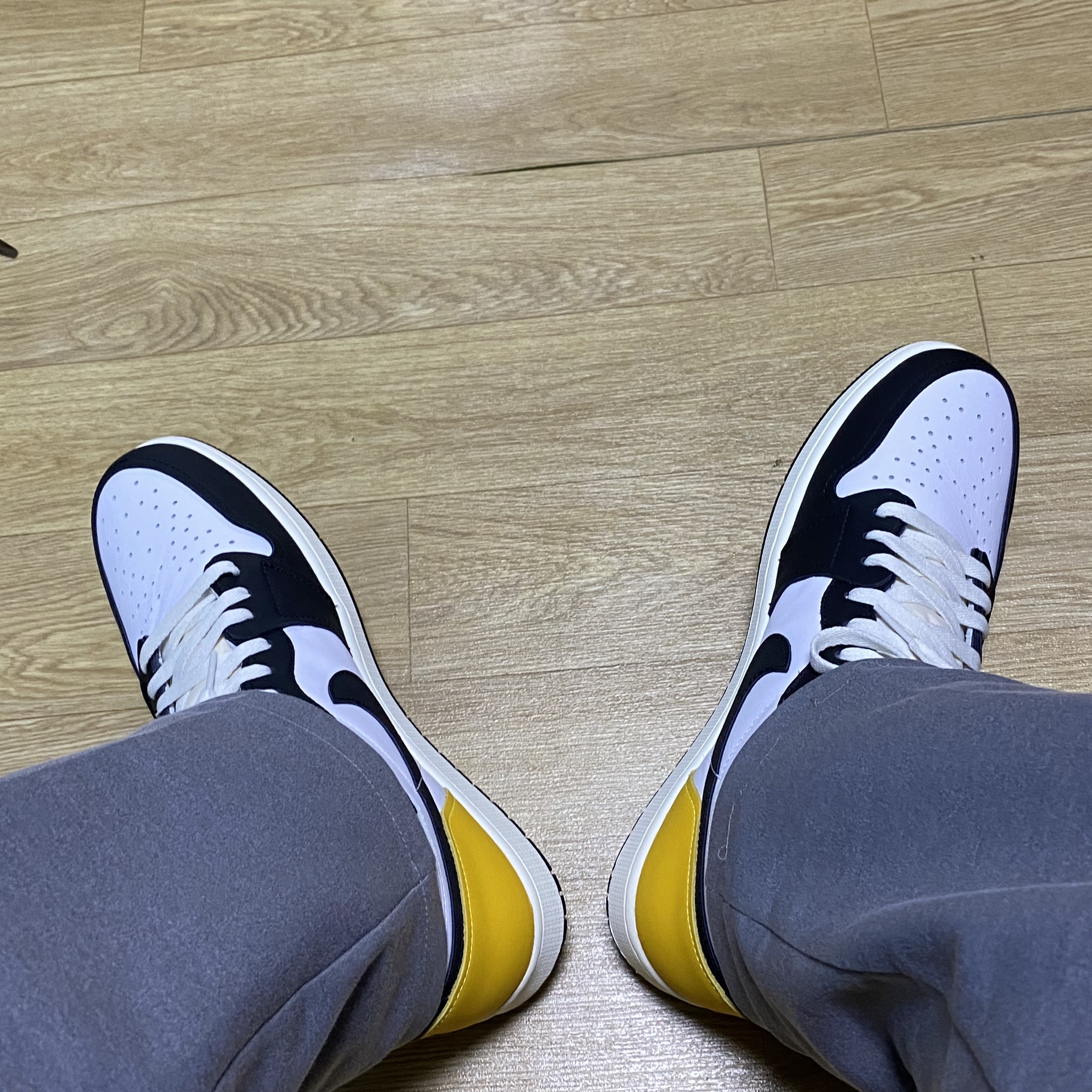 Jordan 1 Retro High OG Volt Gold 착용 스타일 - 1