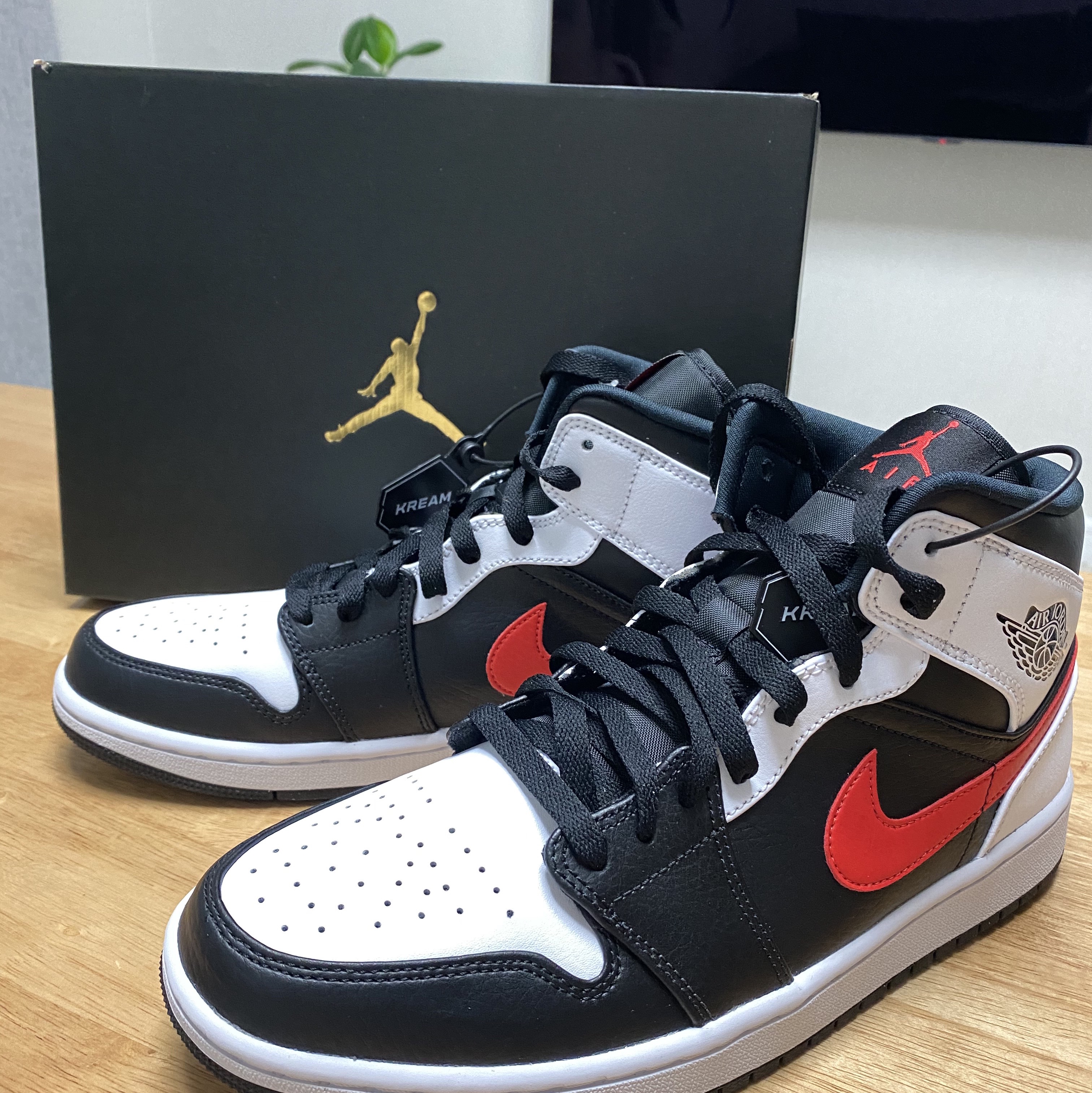 Jordan 1 Mid Black Chile Red 착용 스타일