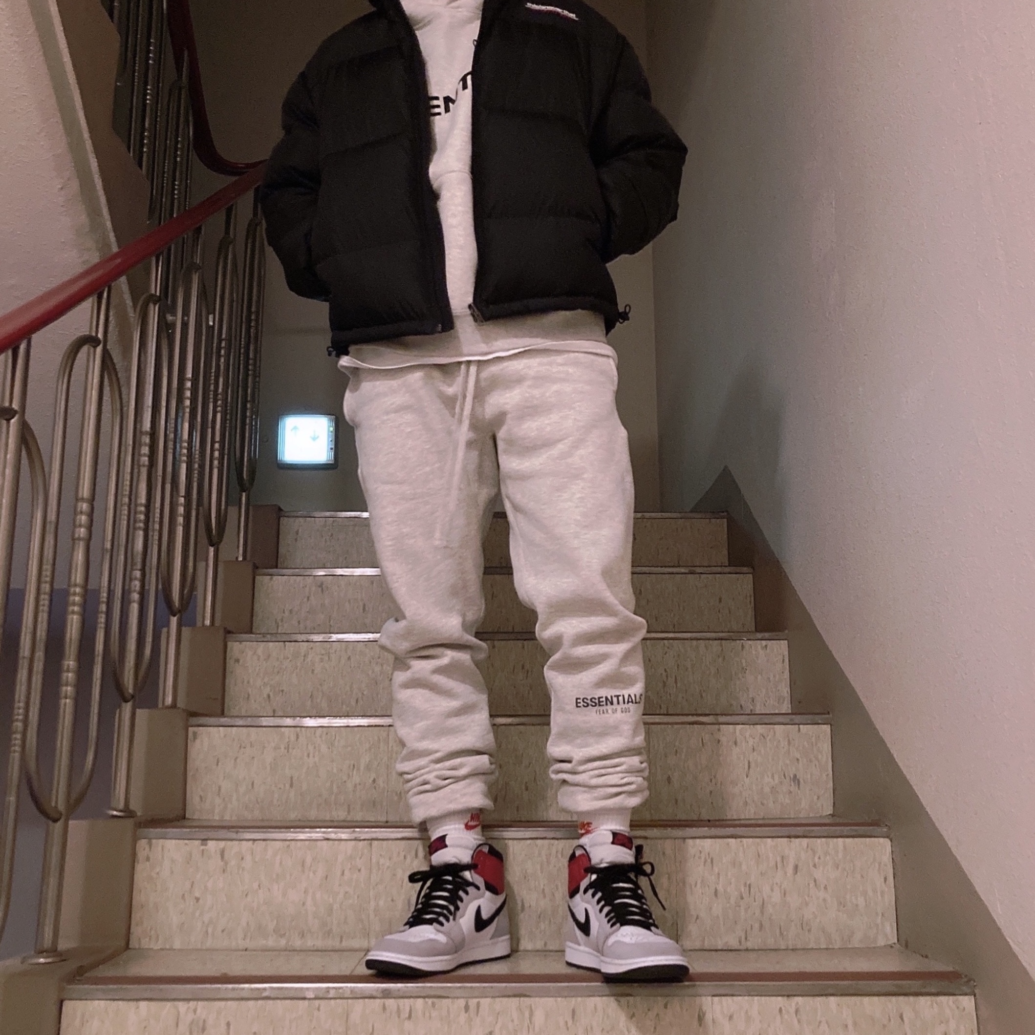 Jordan 1 Retro High OG Light Smoke Grey, Essentials Sweatpants Oatmeal/Oatmeal Heather/Light Heather Oatmeal 2020 착용 스타일