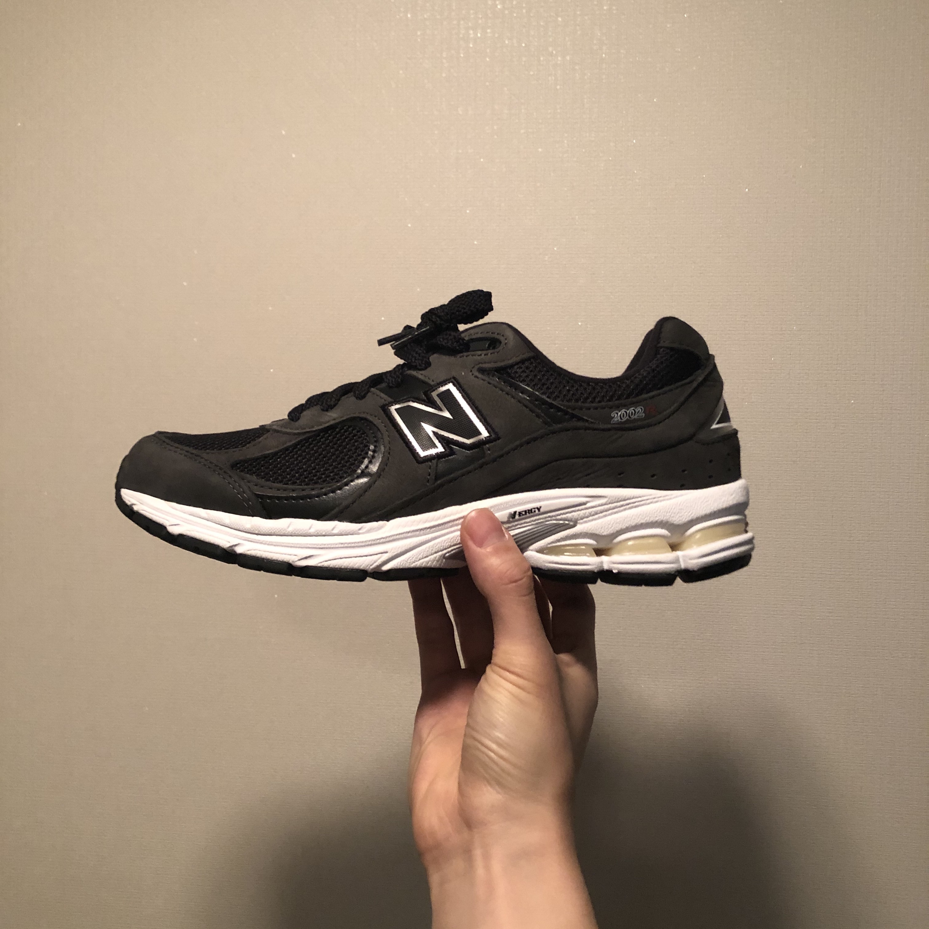 New Balance 2002R Black 착용 스타일