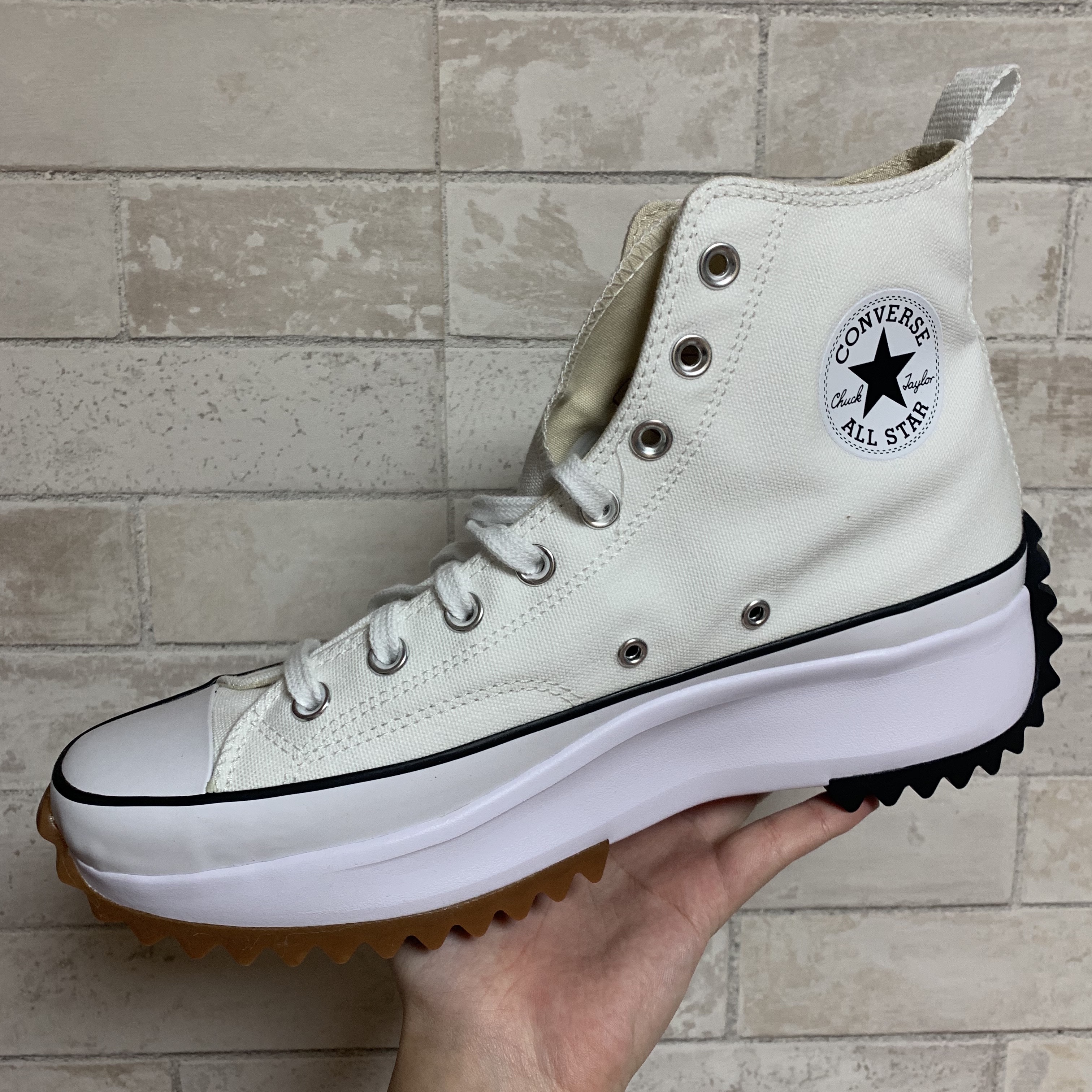 Converse Run Star Hike Hi Black White Gum, Converse Run Star Hike Hi White Black Gum 착용 스타일 - 2