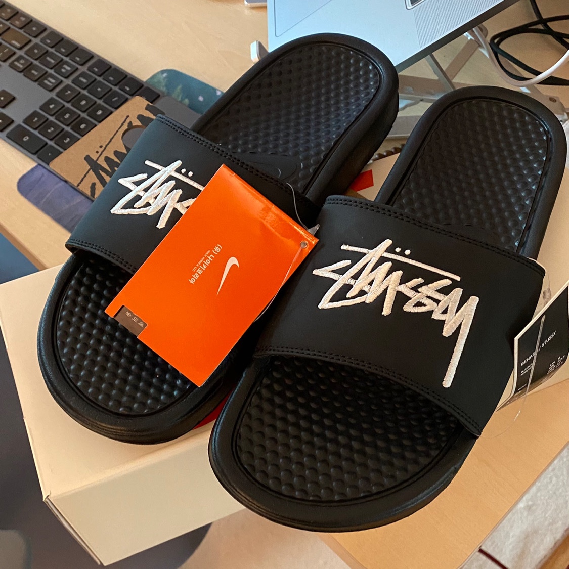 Nike x Stussy Benassi Slide Black 착용 스타일 - 2