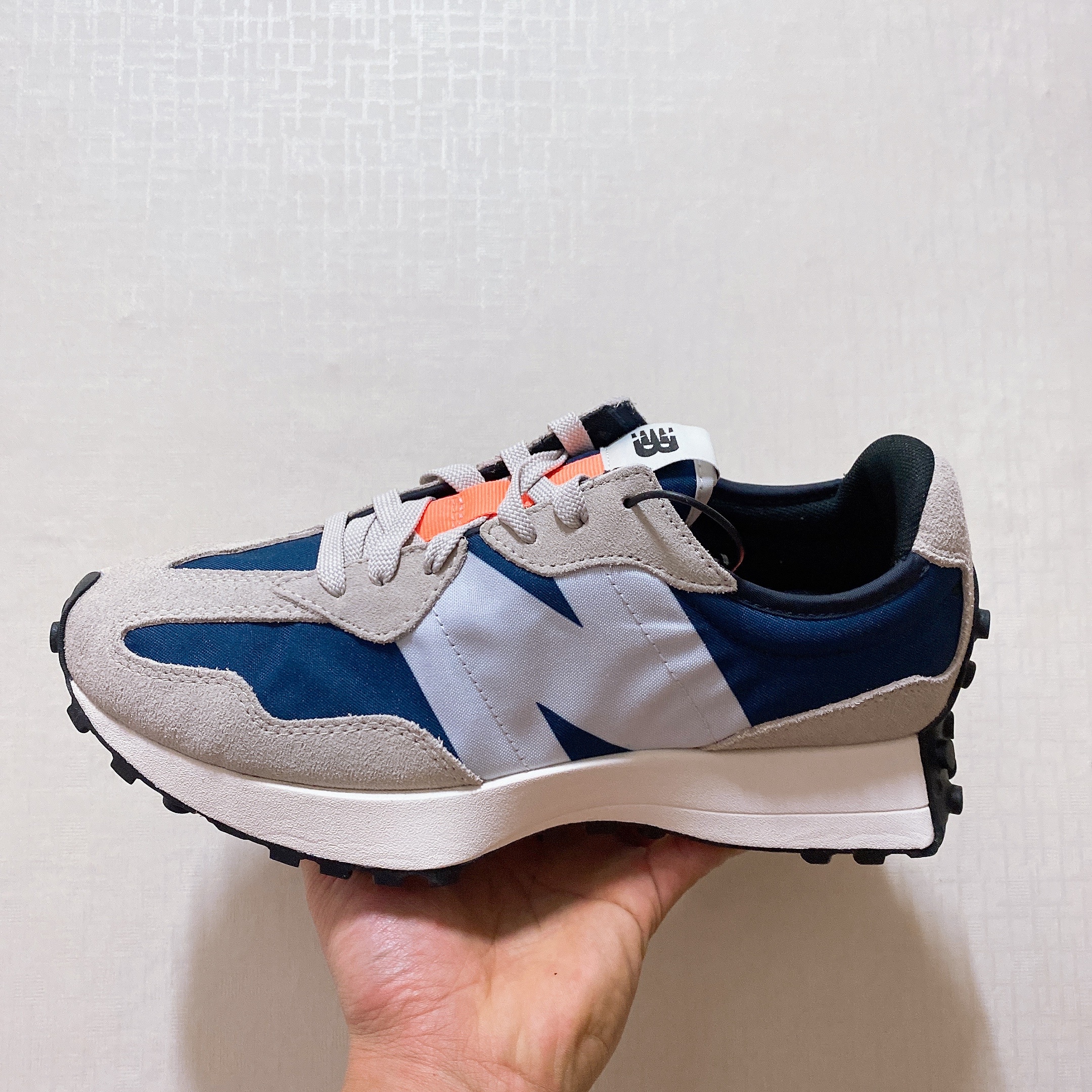 New Balance 327 Outerspace Light Grey 착용 스타일 - 2