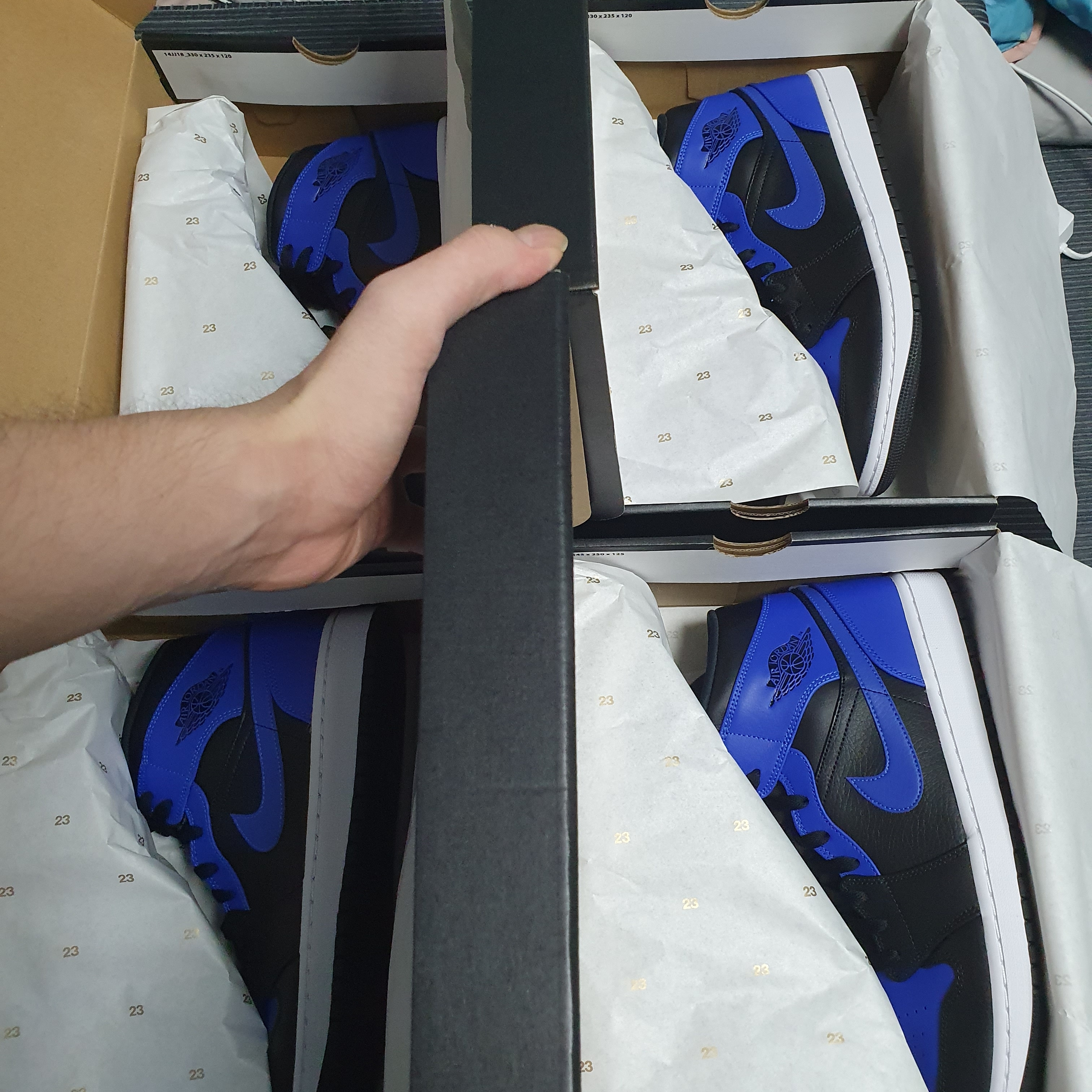 Jordan 1 Mid Black Hyper Royal 착용 스타일