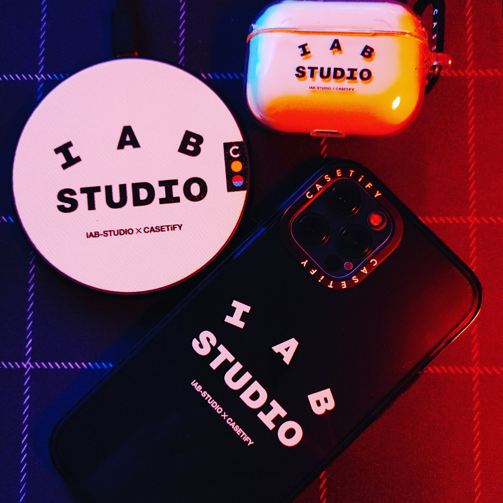 Casetify x IAB Studio iPhone Logo Case Sheer Double Black, Casetify x IAB Studio Wireless Charging Pad (Korean Ver.) 착용 스타일