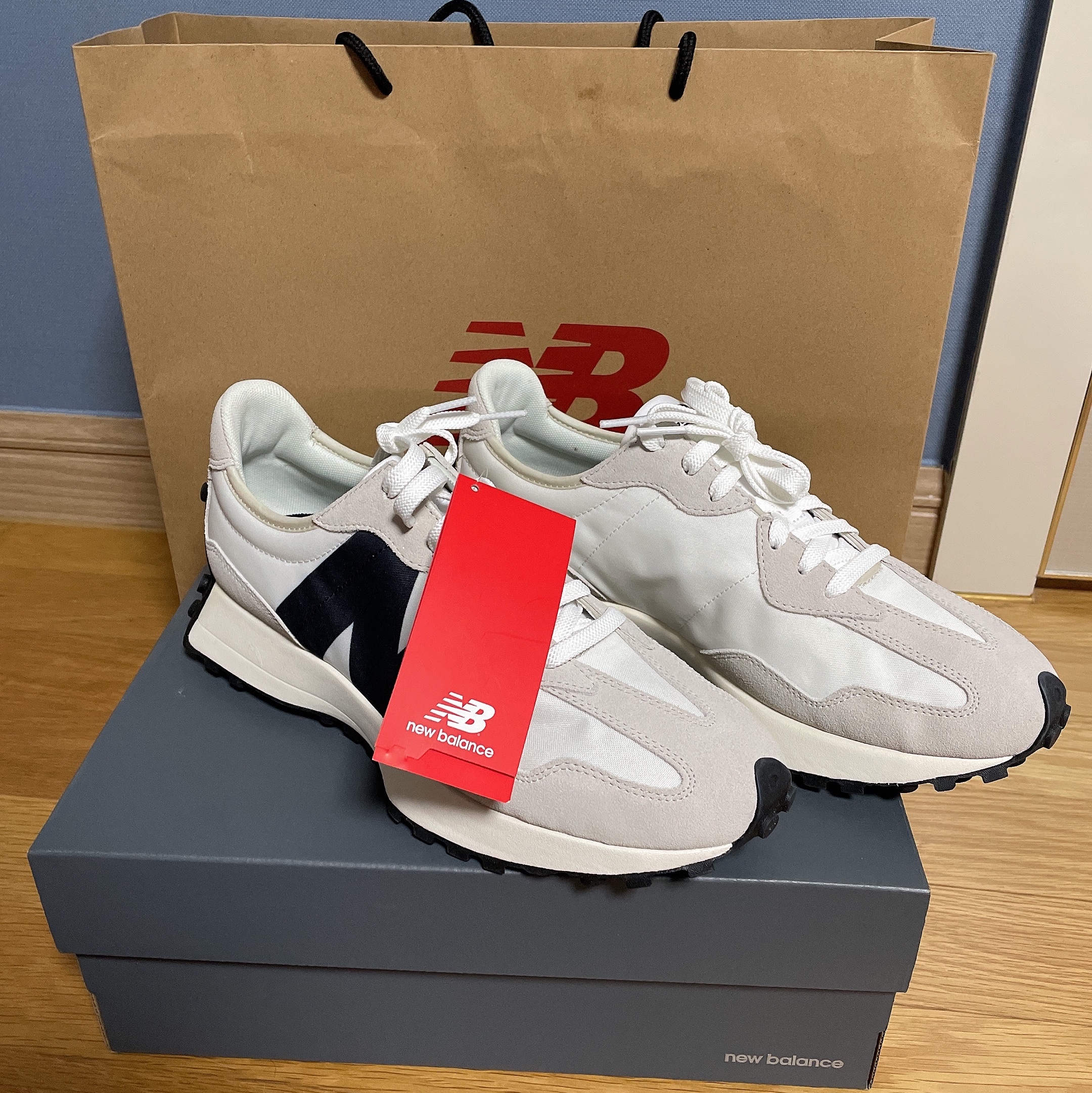 New Balance 327 White Black 착용 스타일