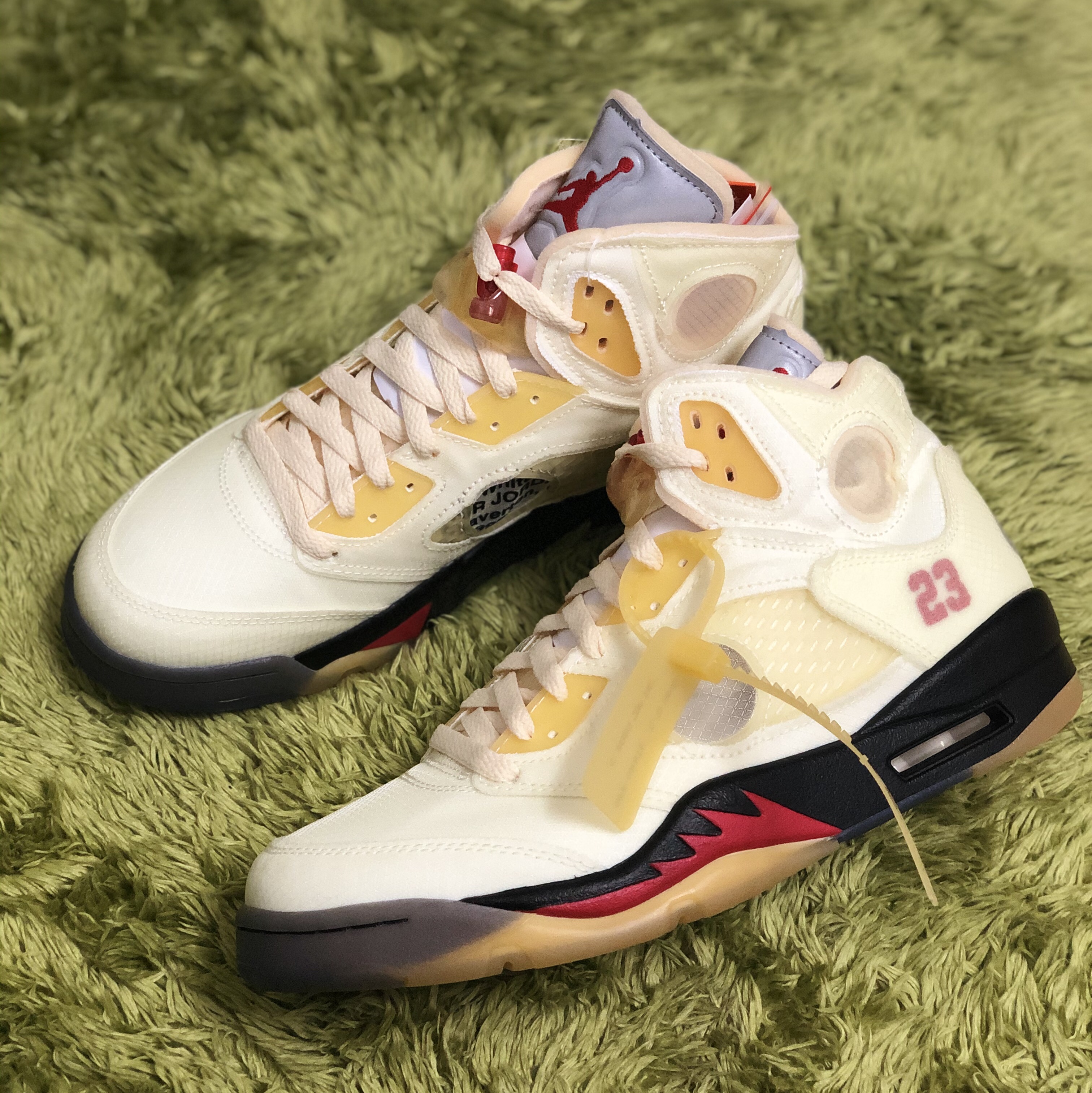 Jordan 5 x Off-White Retro SP Sail Fire Red 착용 스타일