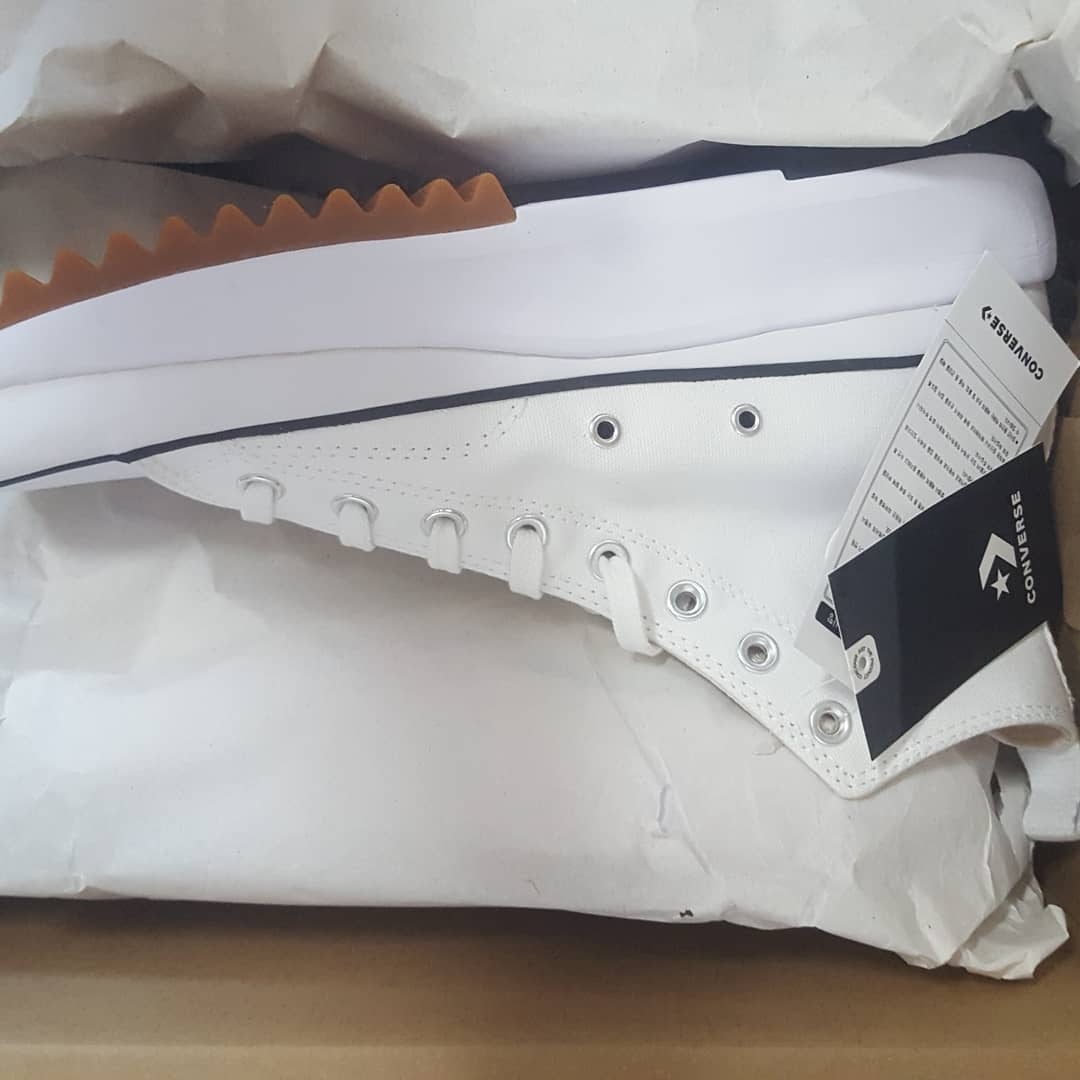 Converse Run Star Hike Hi White Black Gum 착용 스타일 - 3