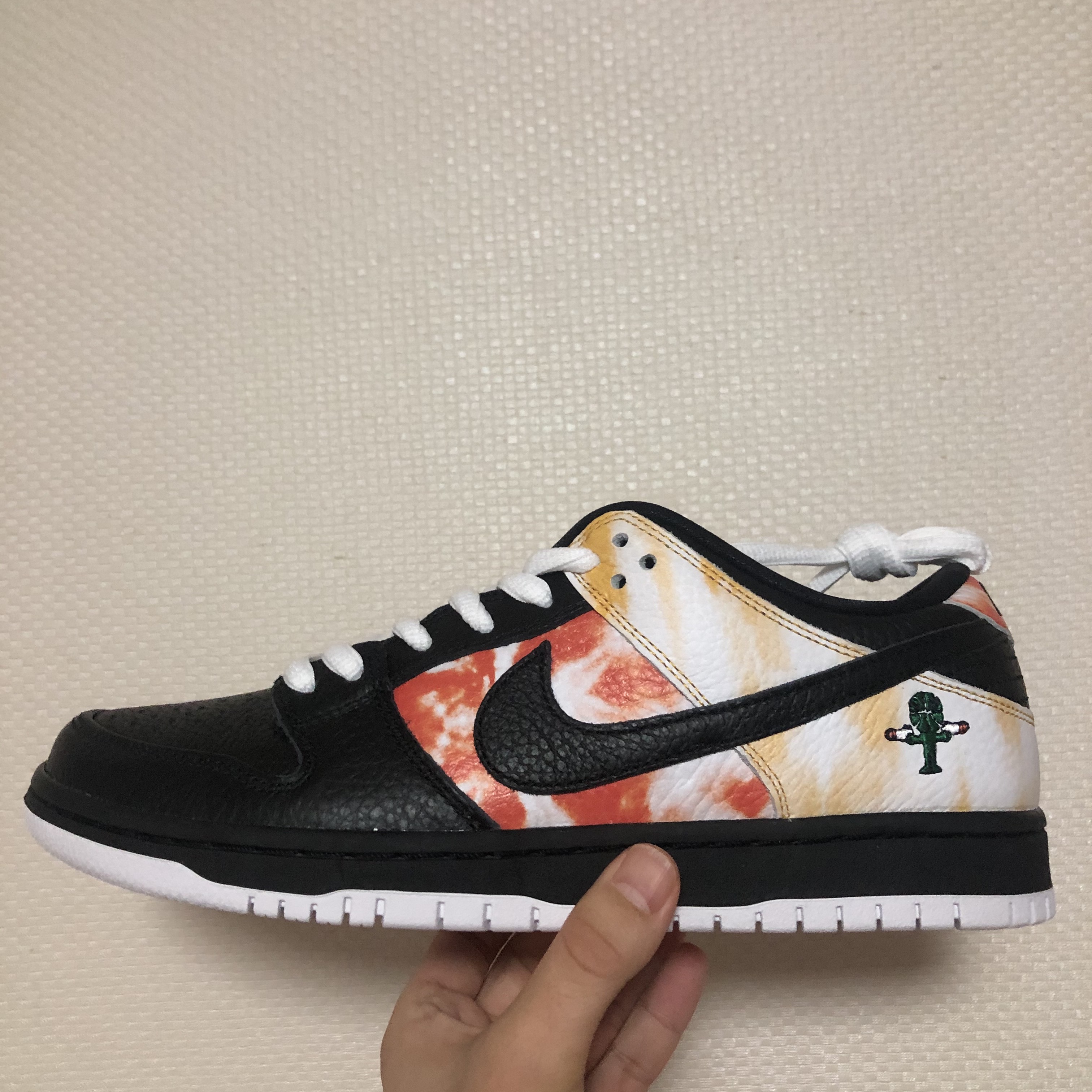 Nike SB Dunk Low Raygun Tie-Dye Black 착용 스타일