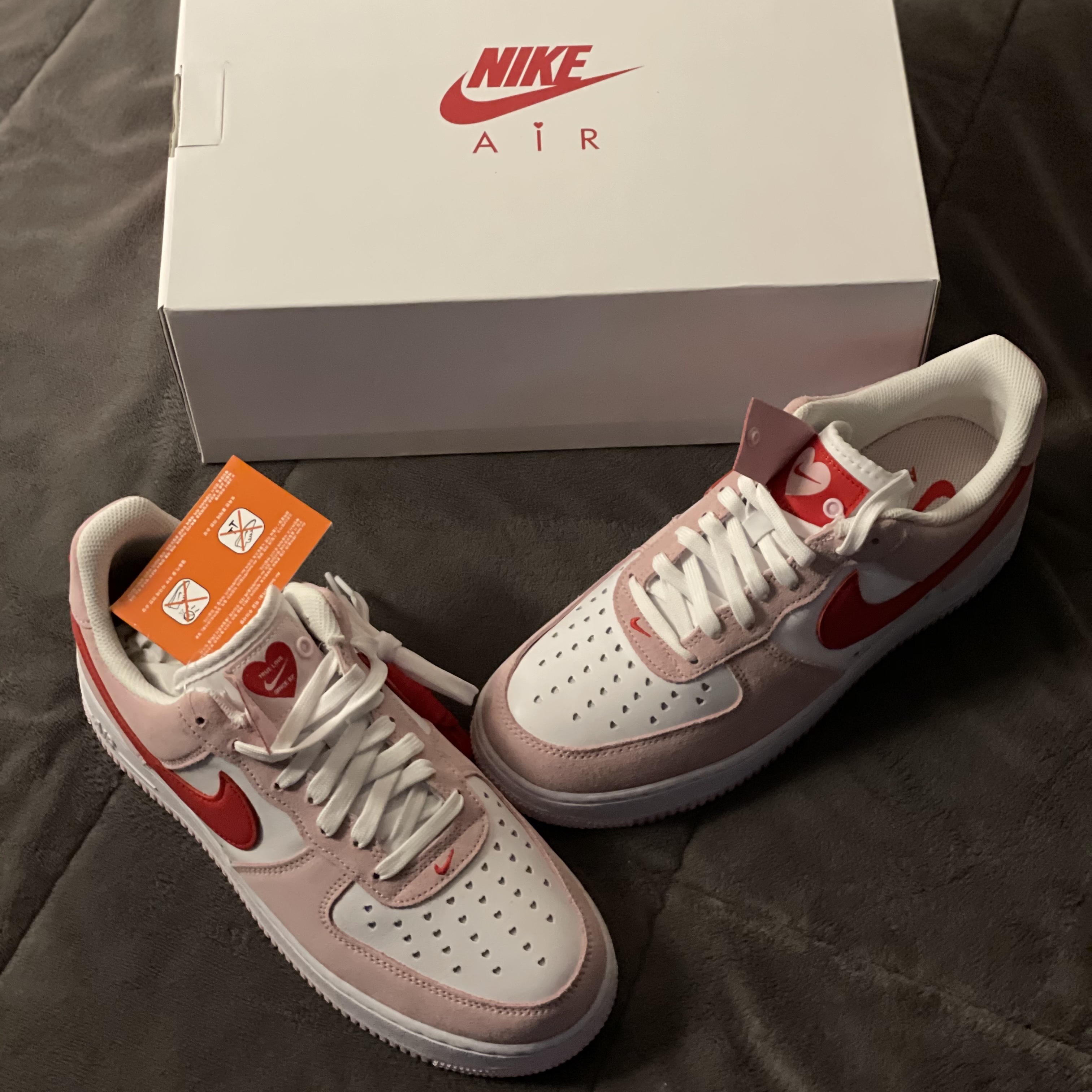 Nike Air Force 1 '07 QS Valentine's Day 착용 스타일 - 1