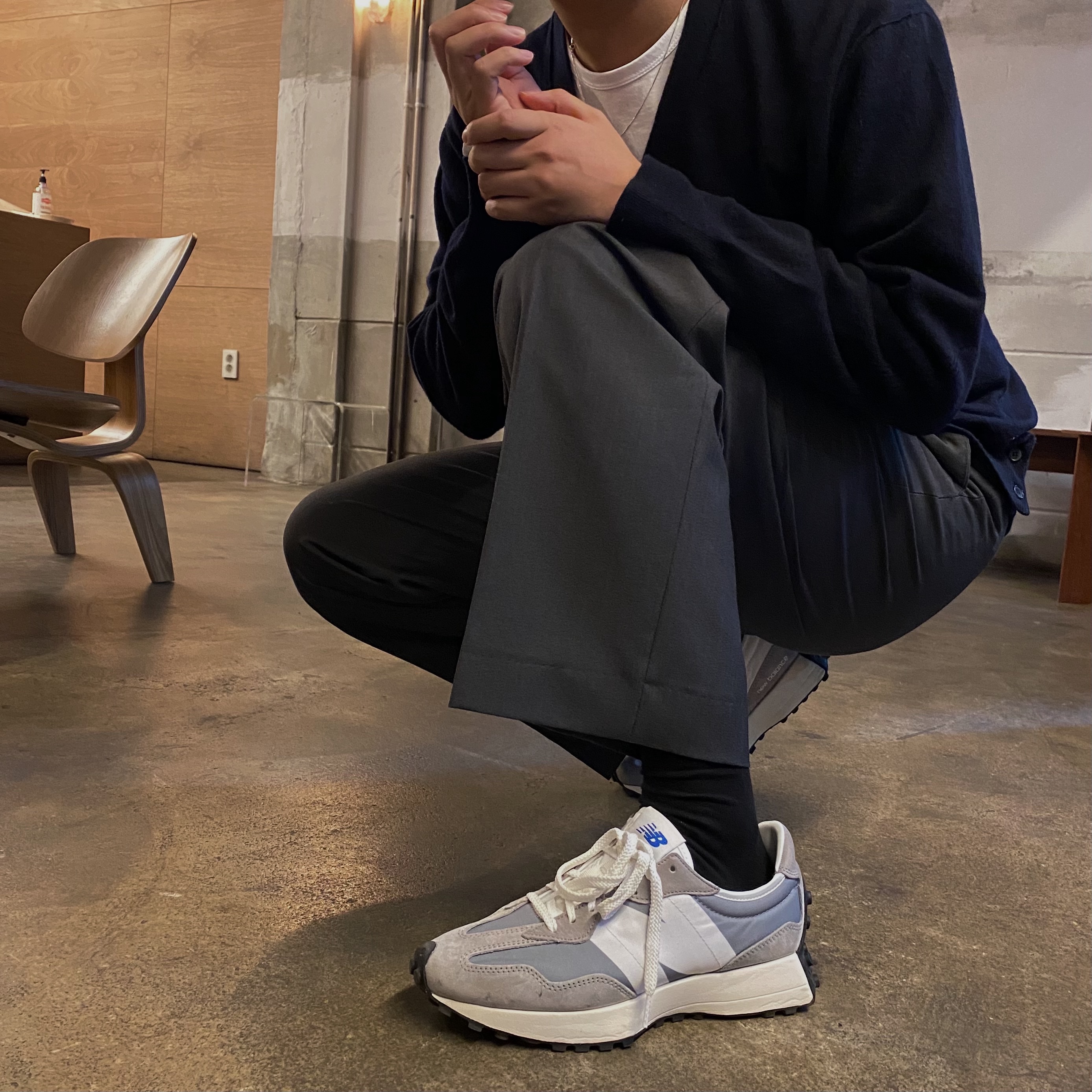 New Balance 327 Grey 착용 스타일 - 1