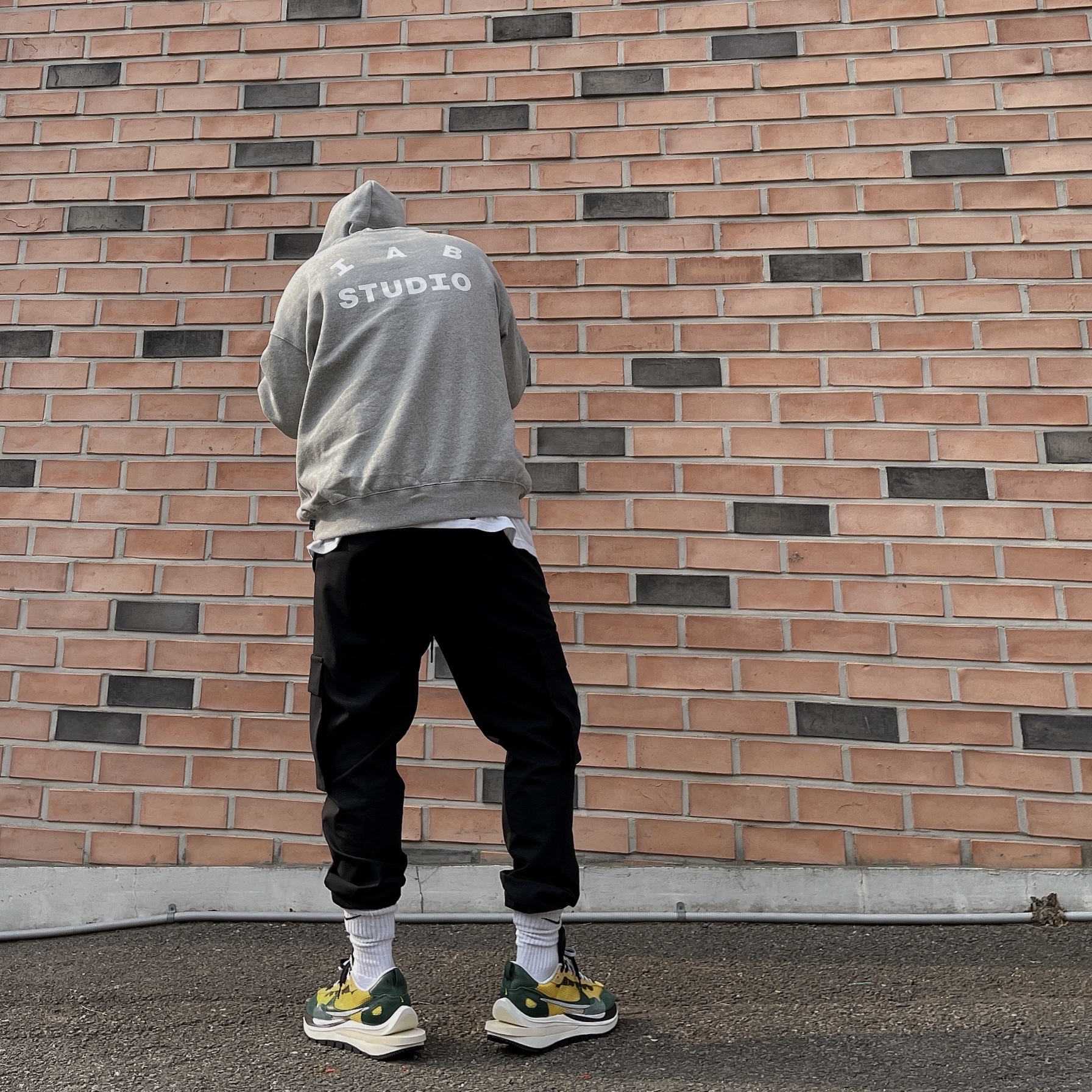 Nike x Sacai VaporWaffle Tour Yellow & Gorge Green Sail, IAB Studio Hoodie Gray - 21SS 착용 스타일