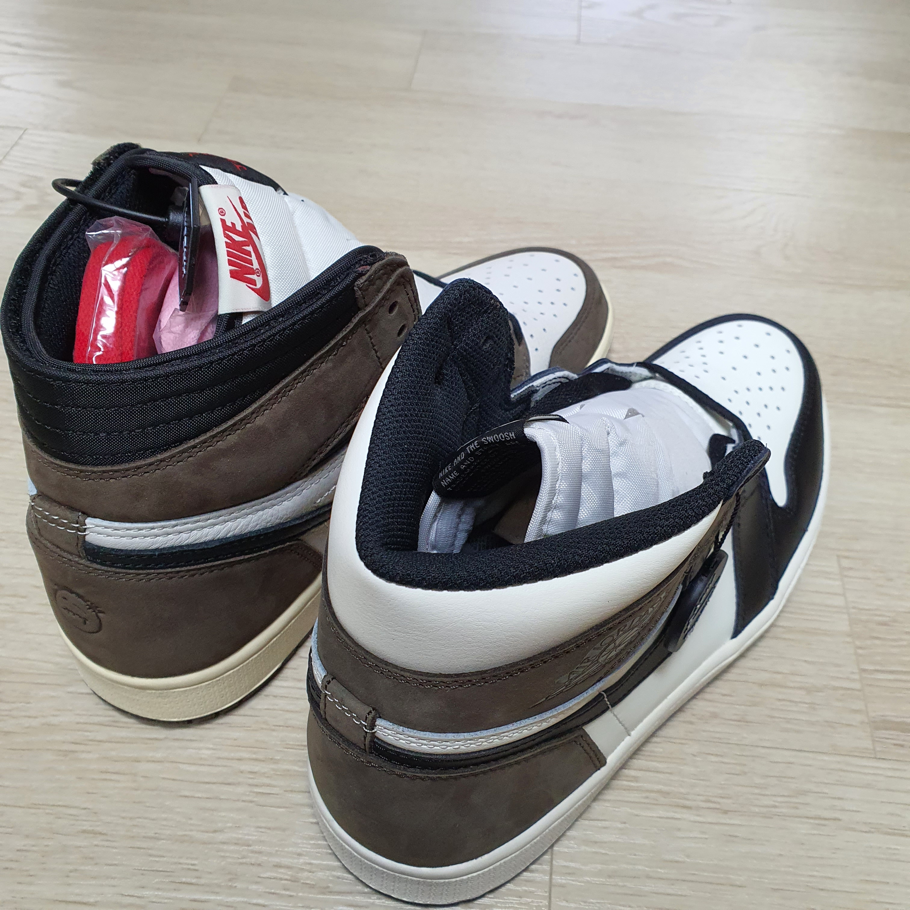 Jordan 1 x Travis Scott Retro High OG SP Mocha, Jordan 1 Retro High OG Black Mocha 착용 스타일 - 3