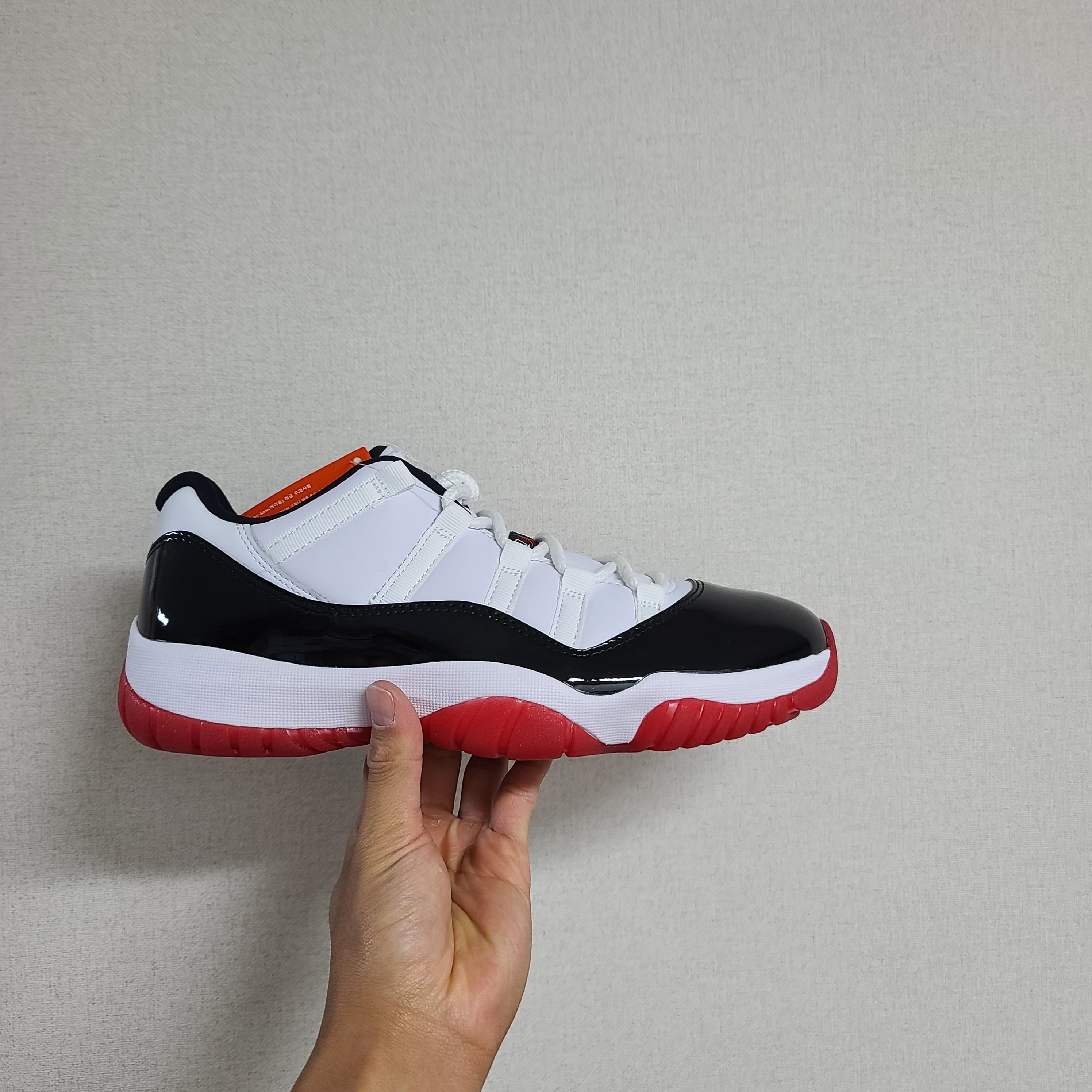 Jordan 11 Retro Low Concord Bred 착용 스타일 - 1