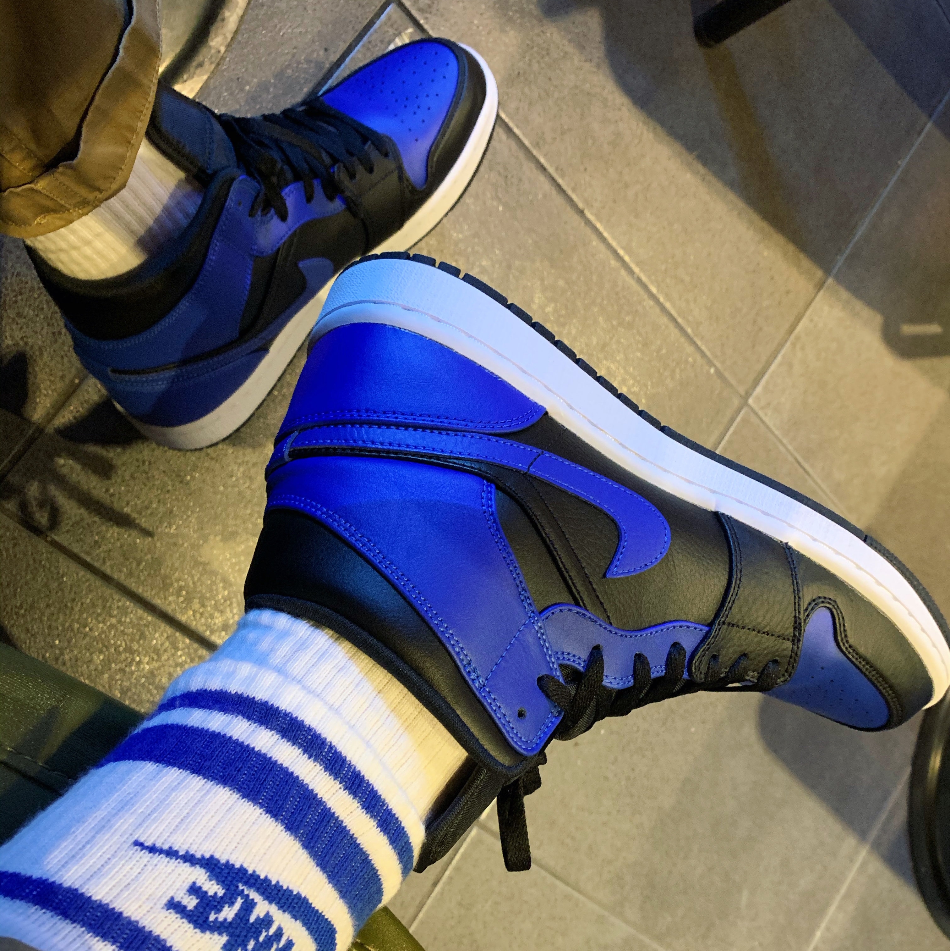 Jordan 1 Mid Black Hyper Royal 착용 스타일
