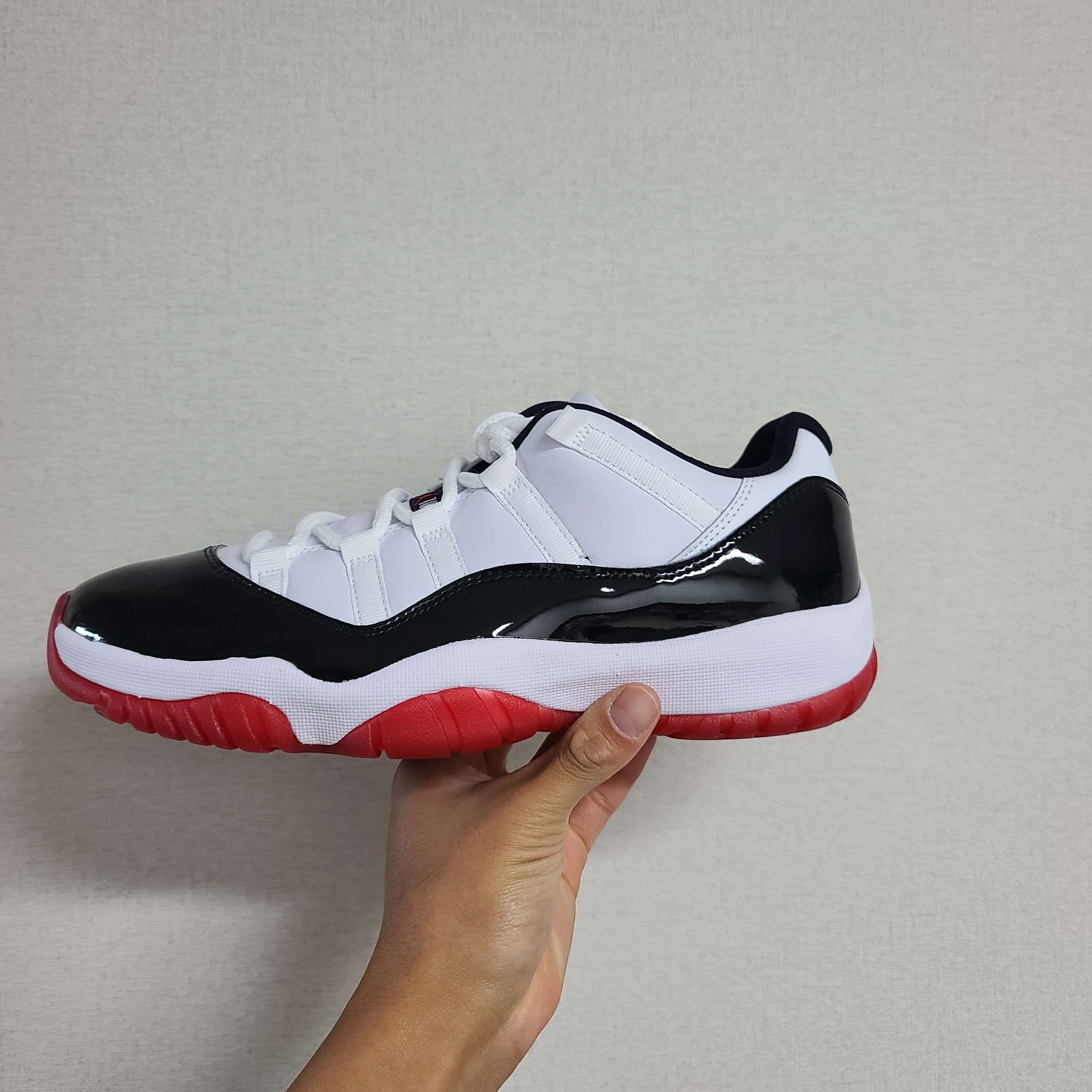 Jordan 11 Retro Low Concord Bred 착용 스타일 - 2