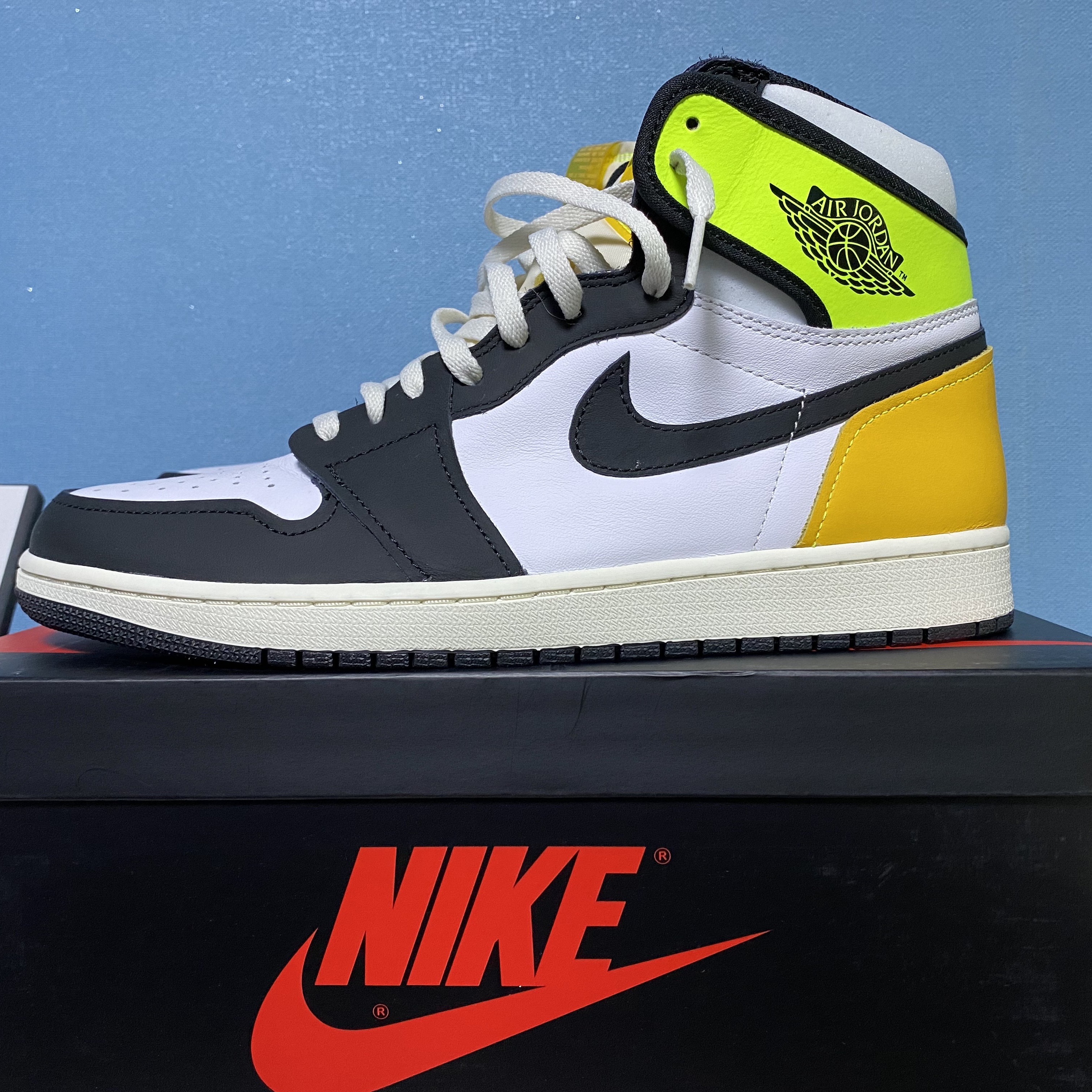 Jordan 1 Retro High OG Volt Gold 착용 스타일 - 2