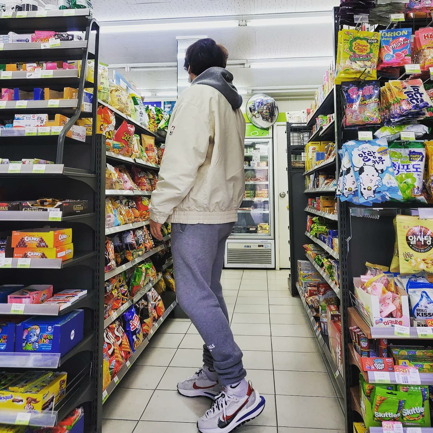 Nike x Sacai VaporWaffle Royal Fuchsia, Nike x Fear of God Basketball Jacket String 착용 스타일 - 3