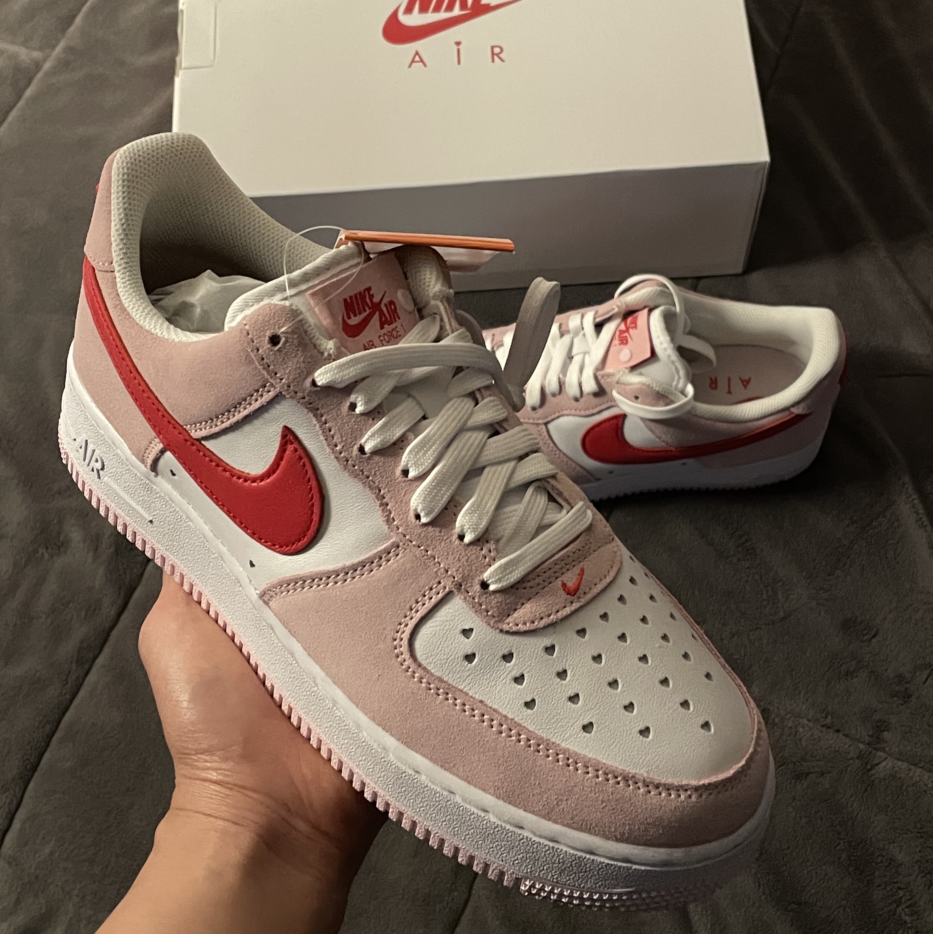 Nike Air Force 1 '07 QS Valentine's Day 착용 스타일 - 2