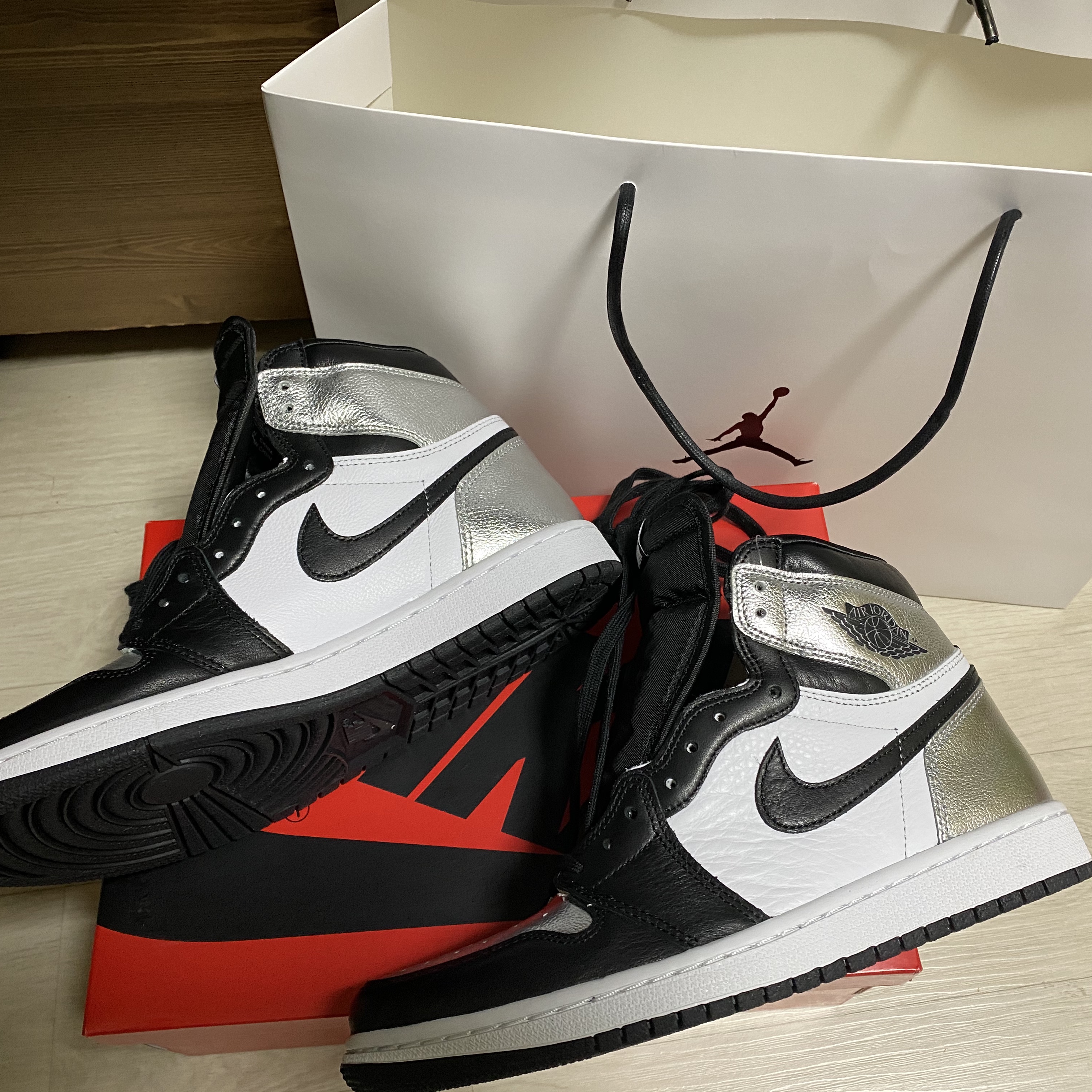 (W) Jordan 1 Retro High OG Silver Toe 착용 스타일 - 1