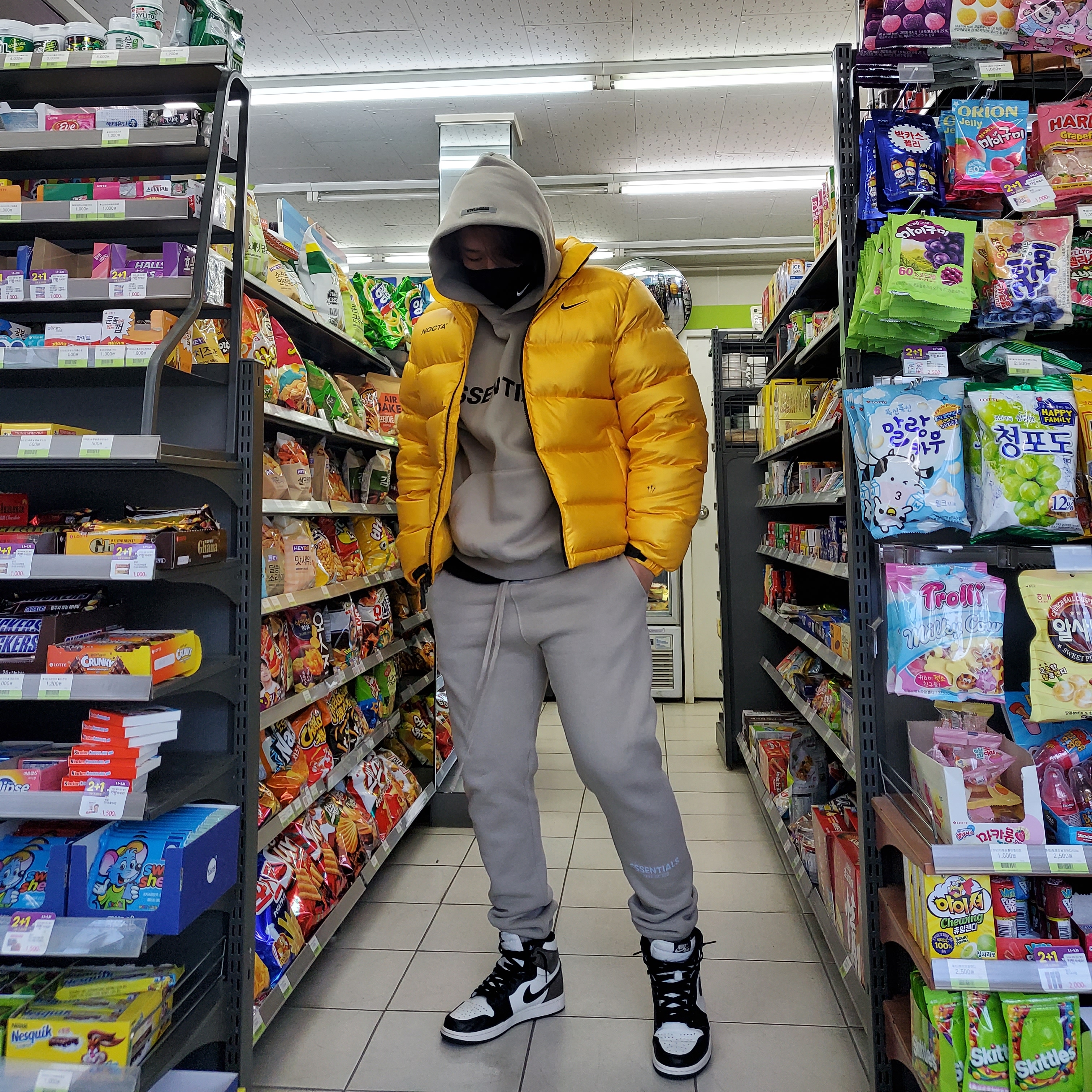 Essentials 3D Silicon Applique Pullover Hoodie String Tan - 20SS, Essentials Sweatpants String Tan - 20SS 착용 스타일 - 1