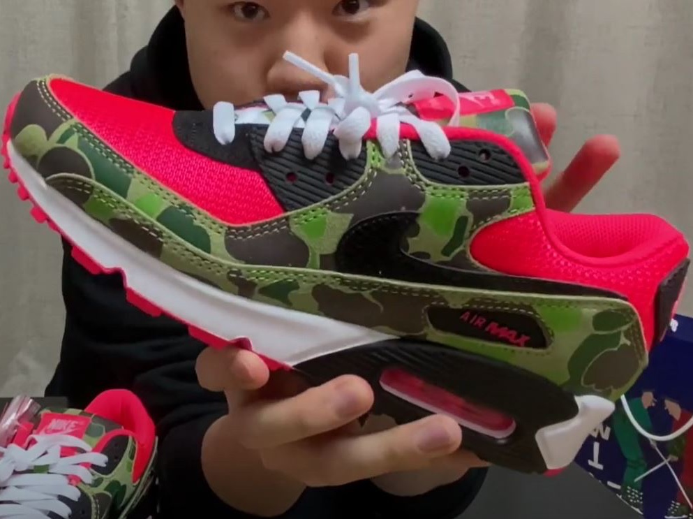 Nike Air Max 90 SP Dark Sage and Solar Red 착용 스타일