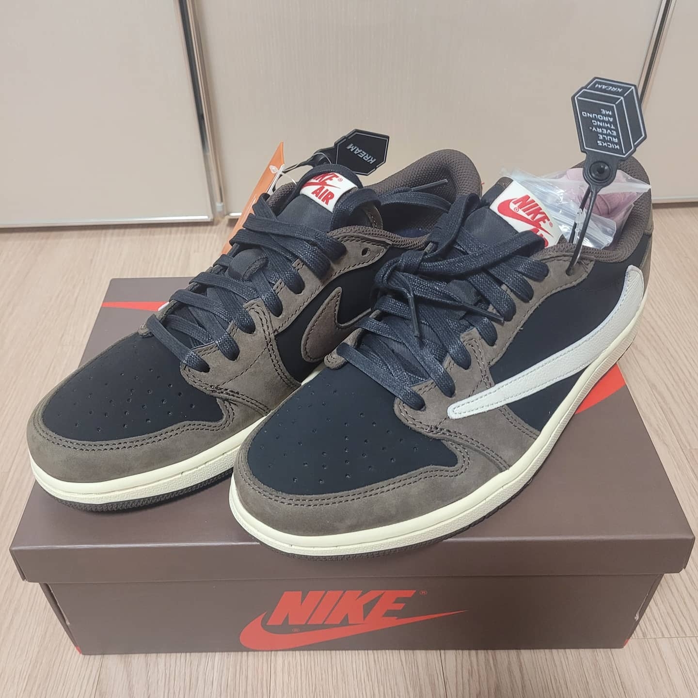 Jordan 1 x Travis Scott Retro Low OG SP Mocha 착용 스타일 - 1
