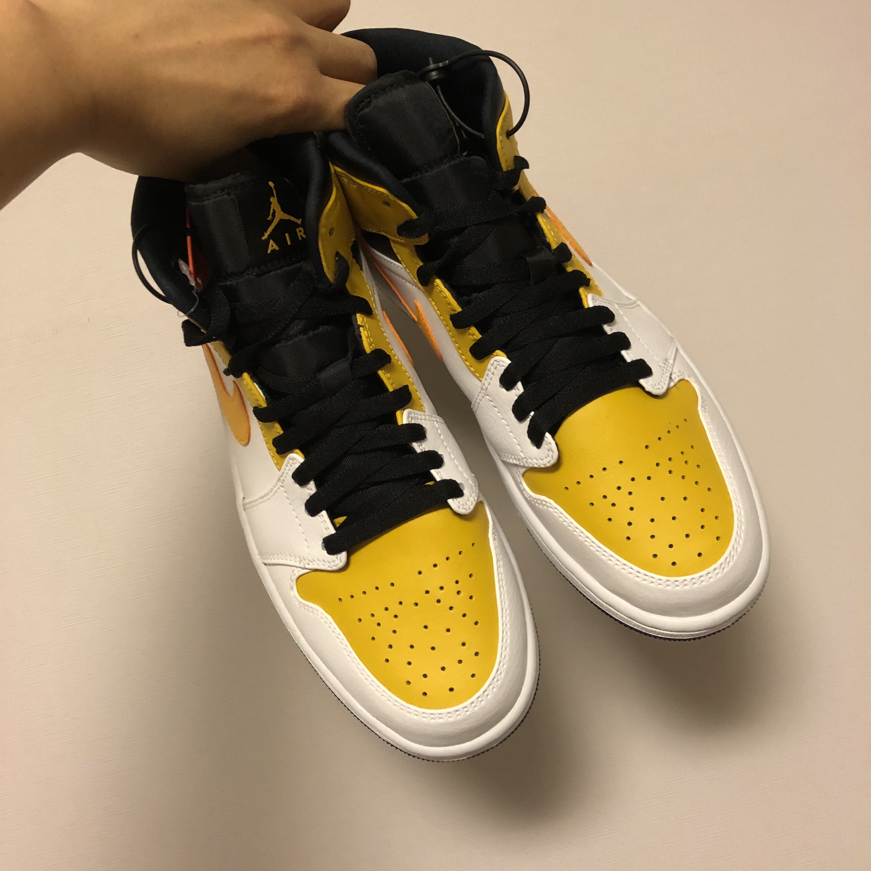 Jordan 1 Mid White University Gold 착용 스타일 - 3