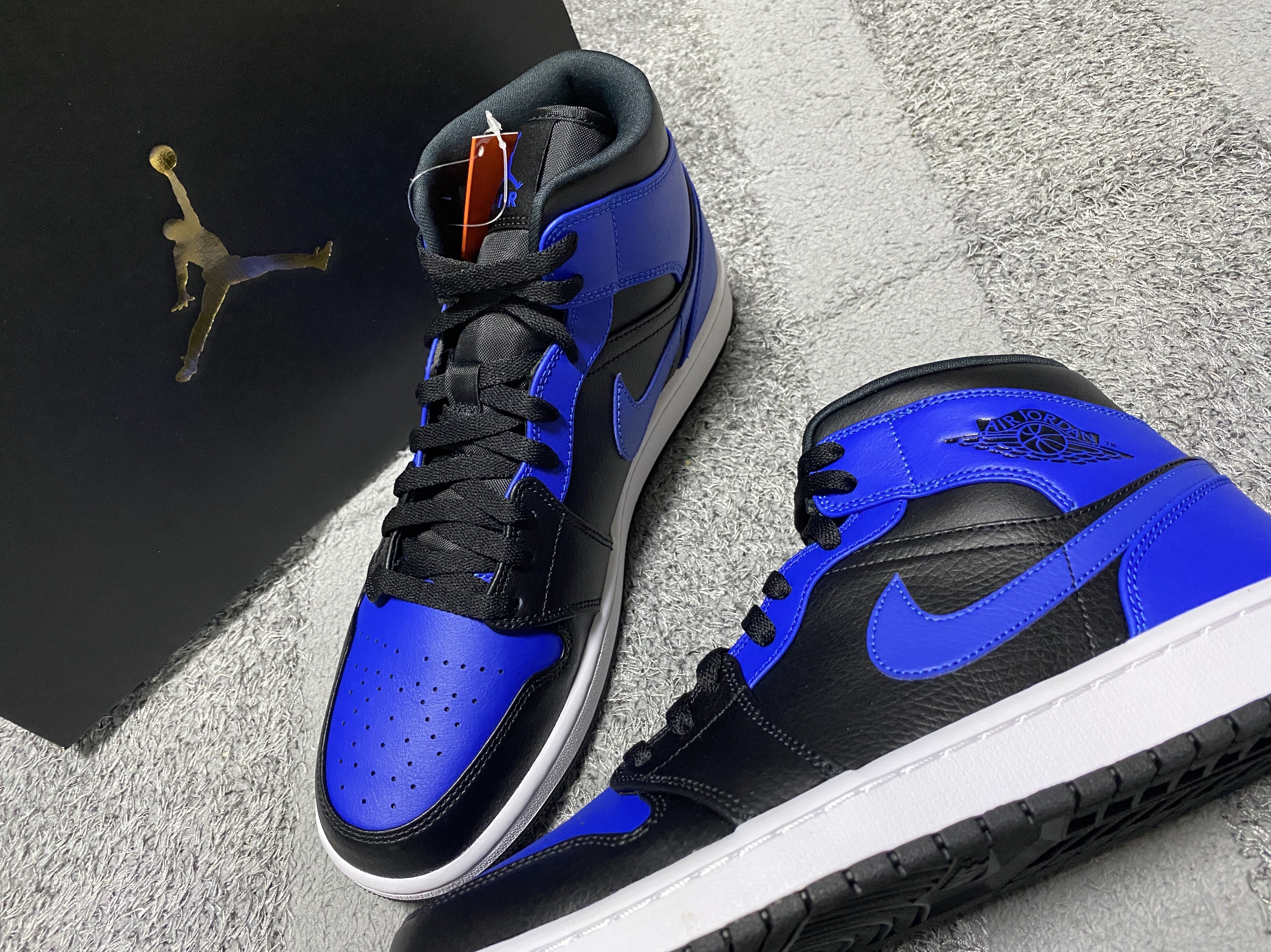 Jordan 1 Mid Black Hyper Royal 착용 스타일