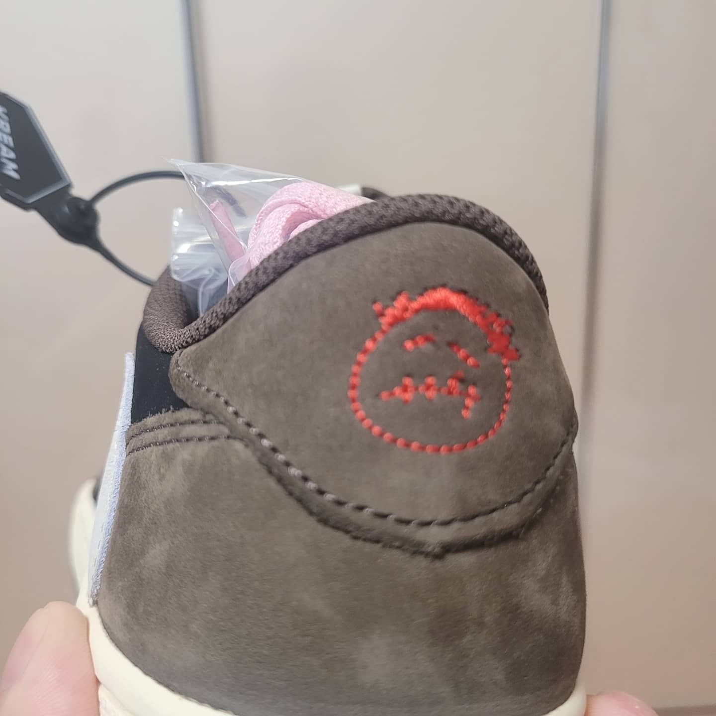 Jordan 1 x Travis Scott Retro Low OG SP Mocha 착용 스타일 - 3