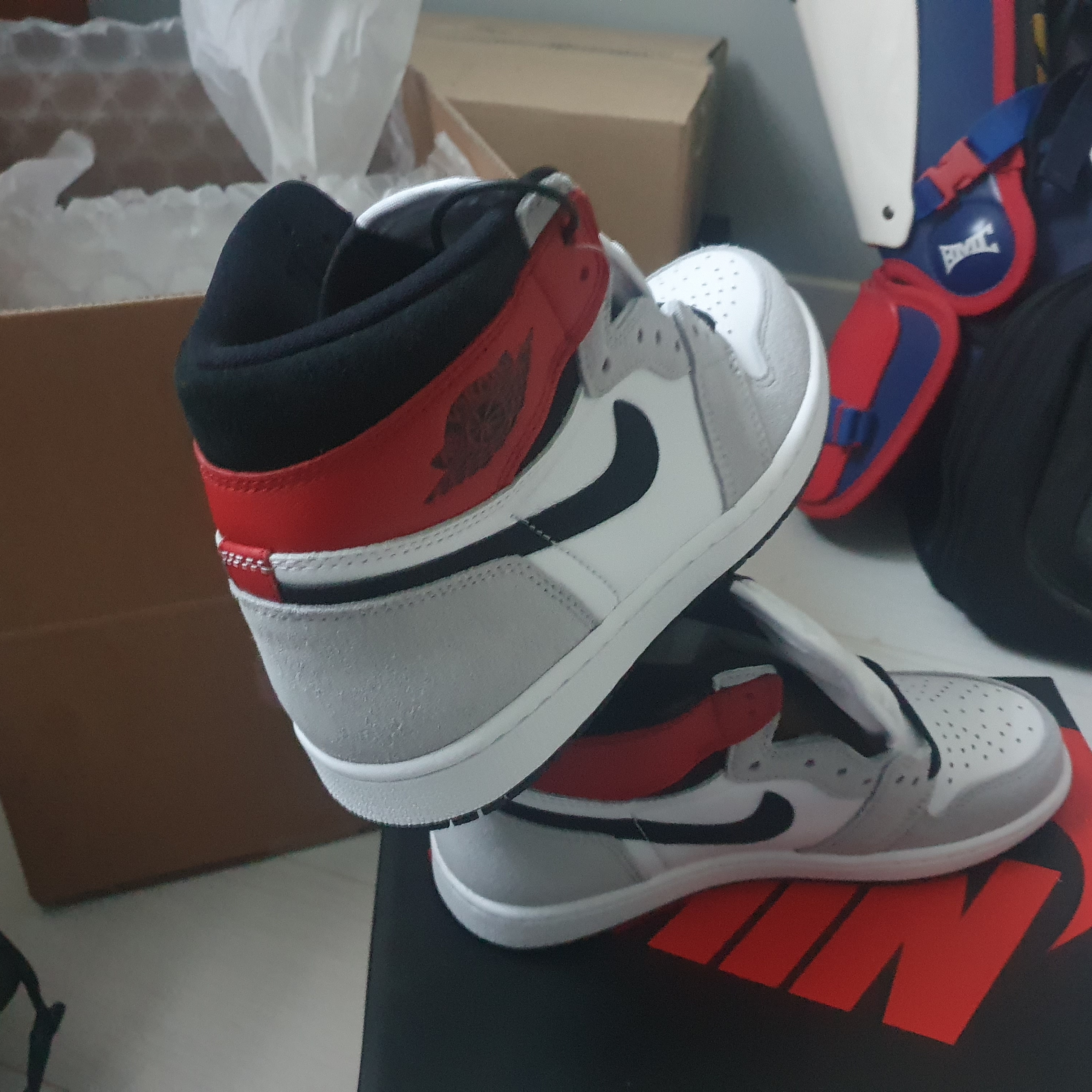 Jordan 1 Retro High OG Light Smoke Grey 착용 스타일 - 2