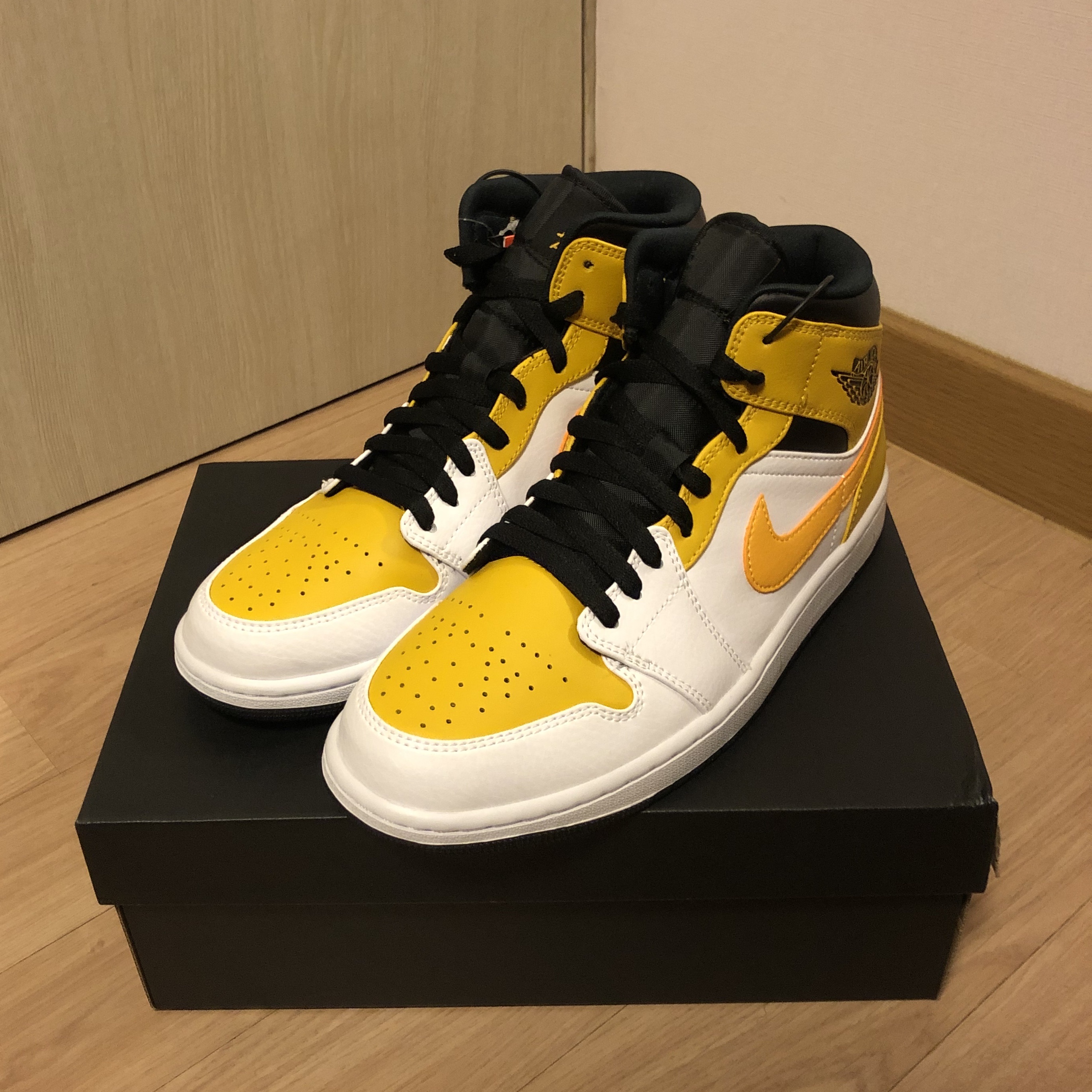 Jordan 1 Mid White University Gold 착용 스타일 - 2