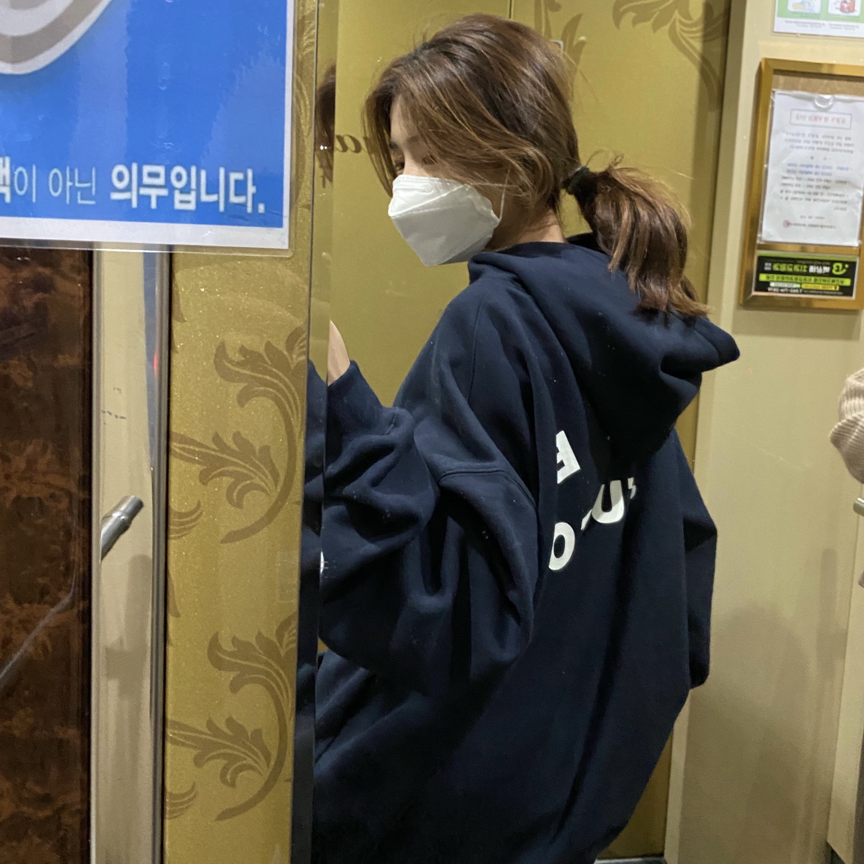 IAB Studio Hoodie Navy - 21SS 착용 스타일