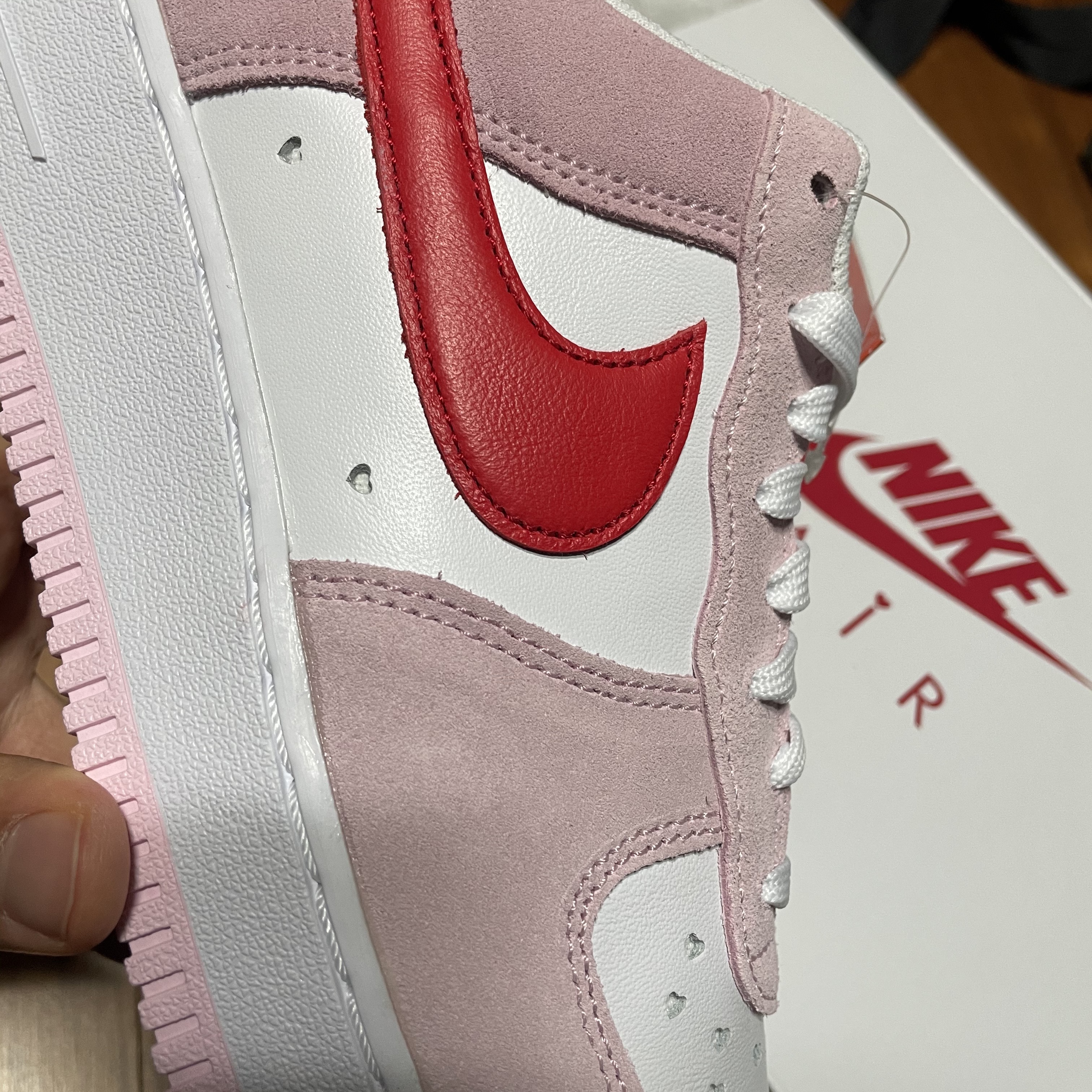 Nike Air Force 1 '07 QS Valentine's Day 착용 스타일