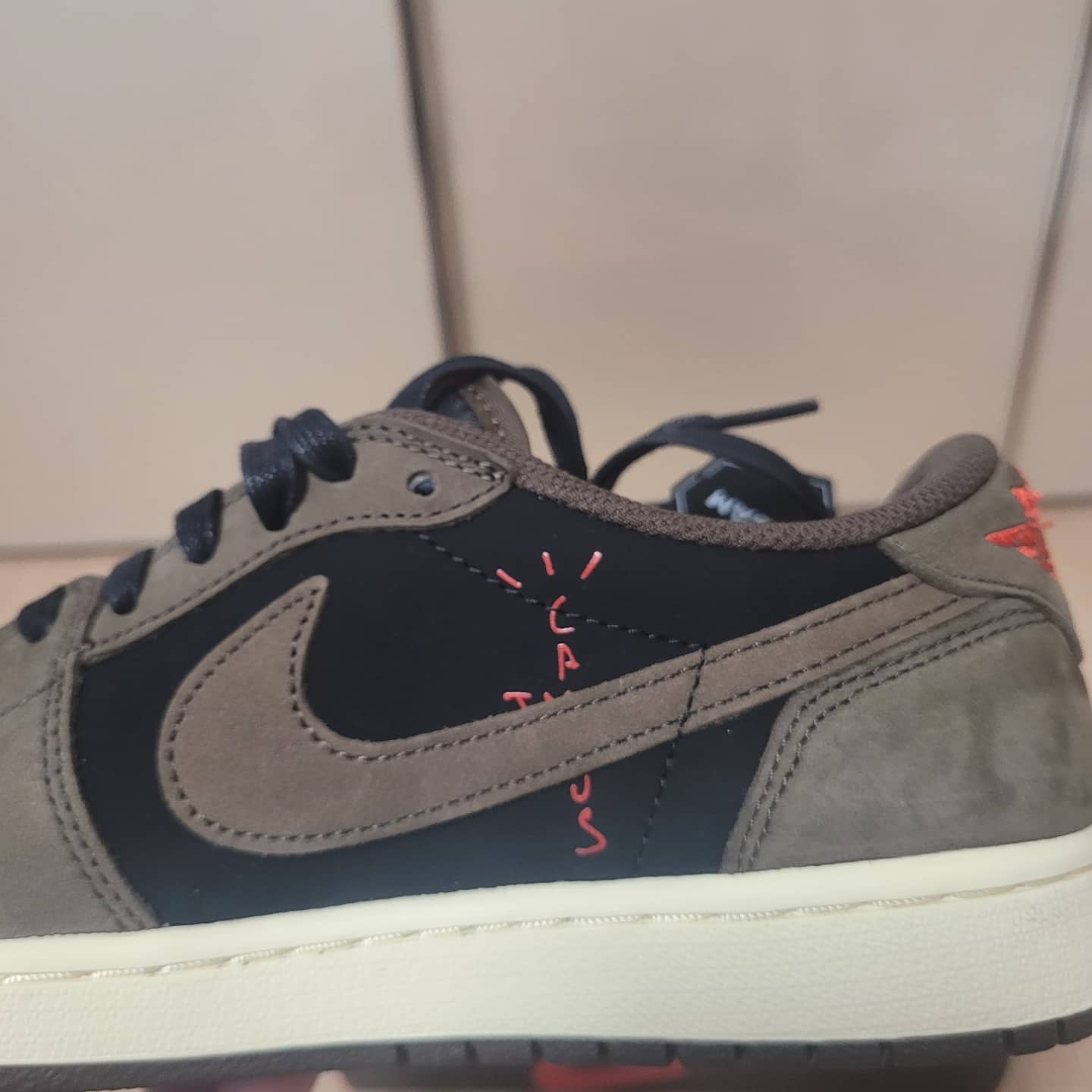 Jordan 1 x Travis Scott Retro Low OG SP Mocha 착용 스타일 - 2
