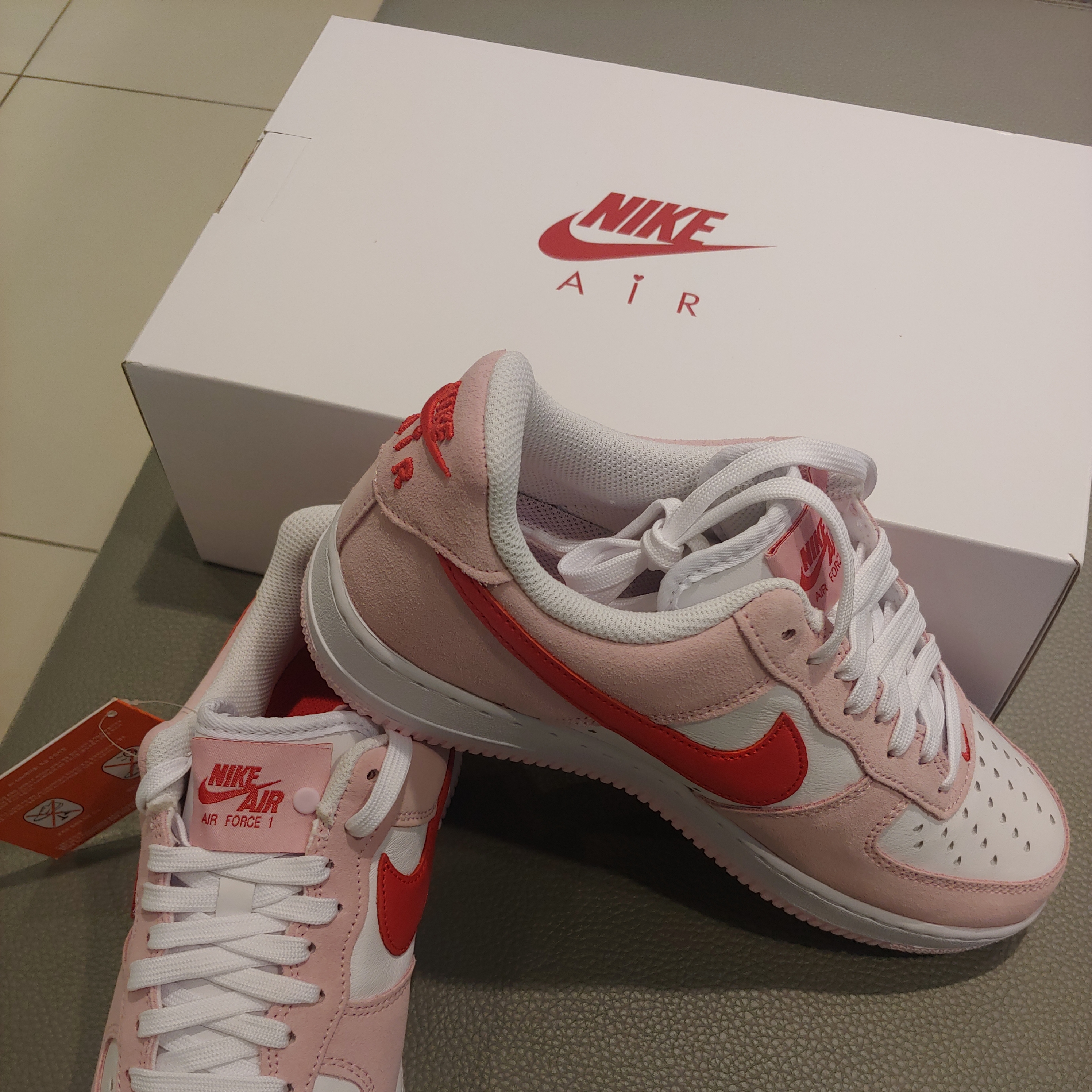 Nike Air Force 1 '07 QS Valentine's Day 착용 스타일 - 3