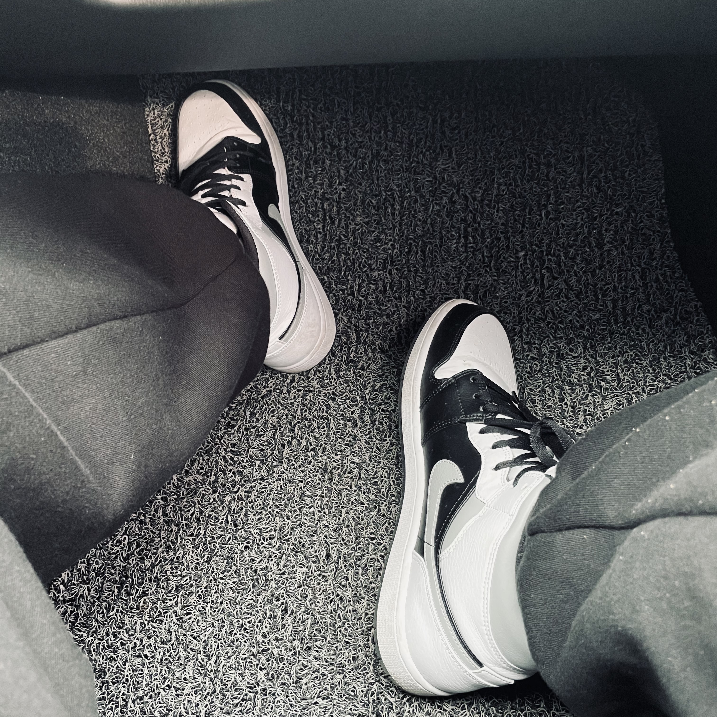Jordan 1 Mid White Shadow 착용 스타일