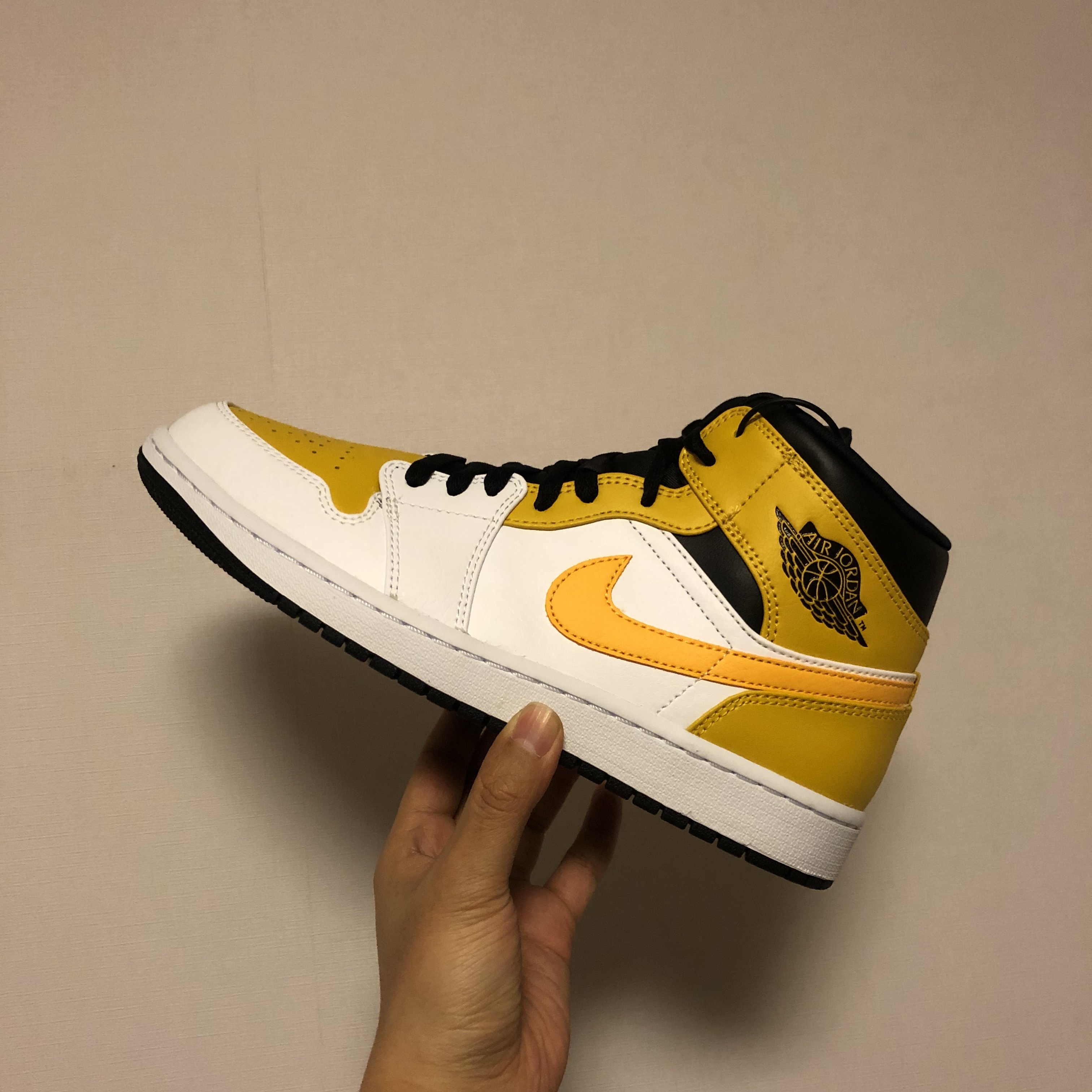 Jordan 1 Mid White University Gold 착용 스타일 - 1