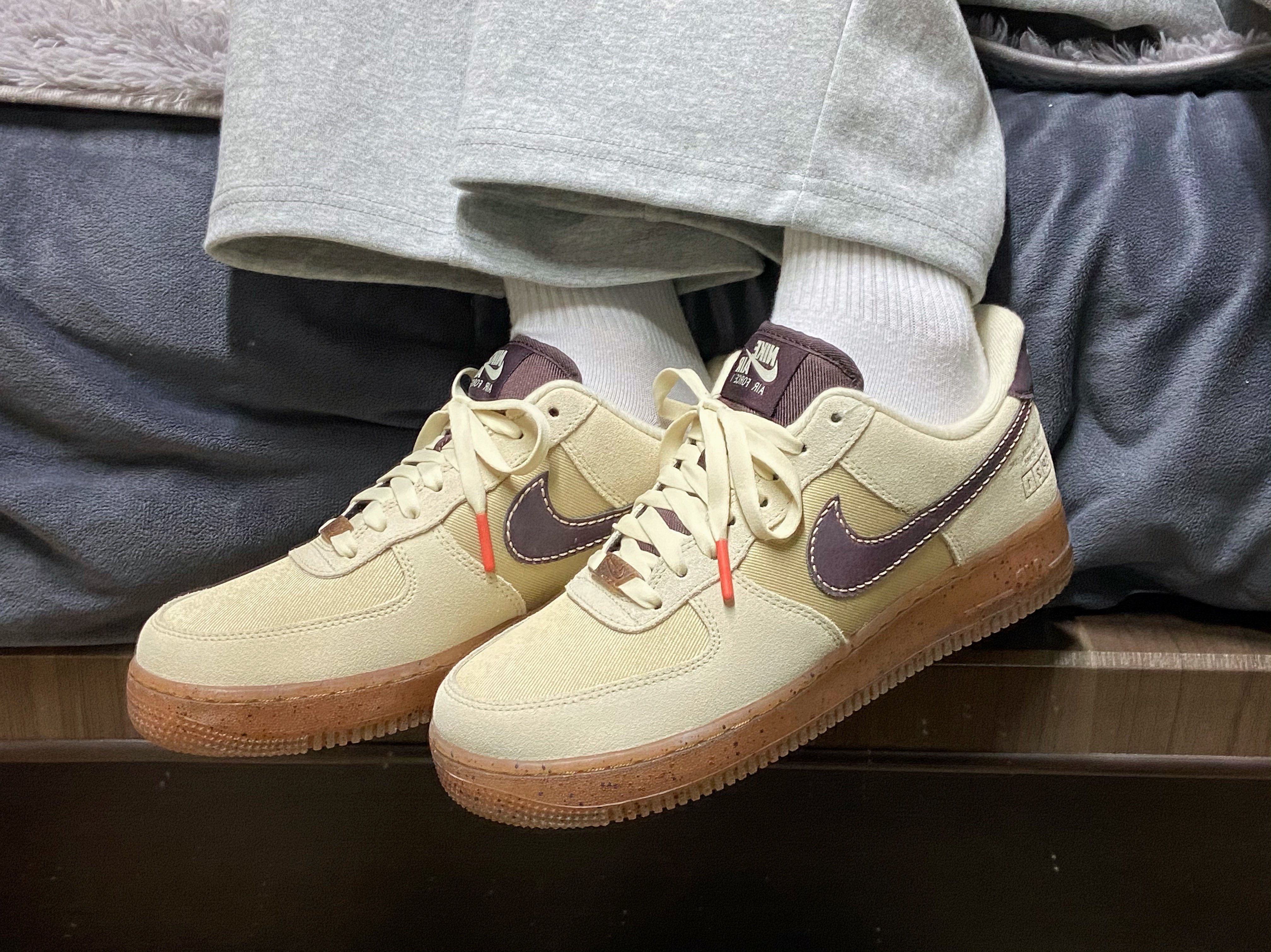 Nike Air Force 1 '07 LV8 Coffee 착용 스타일