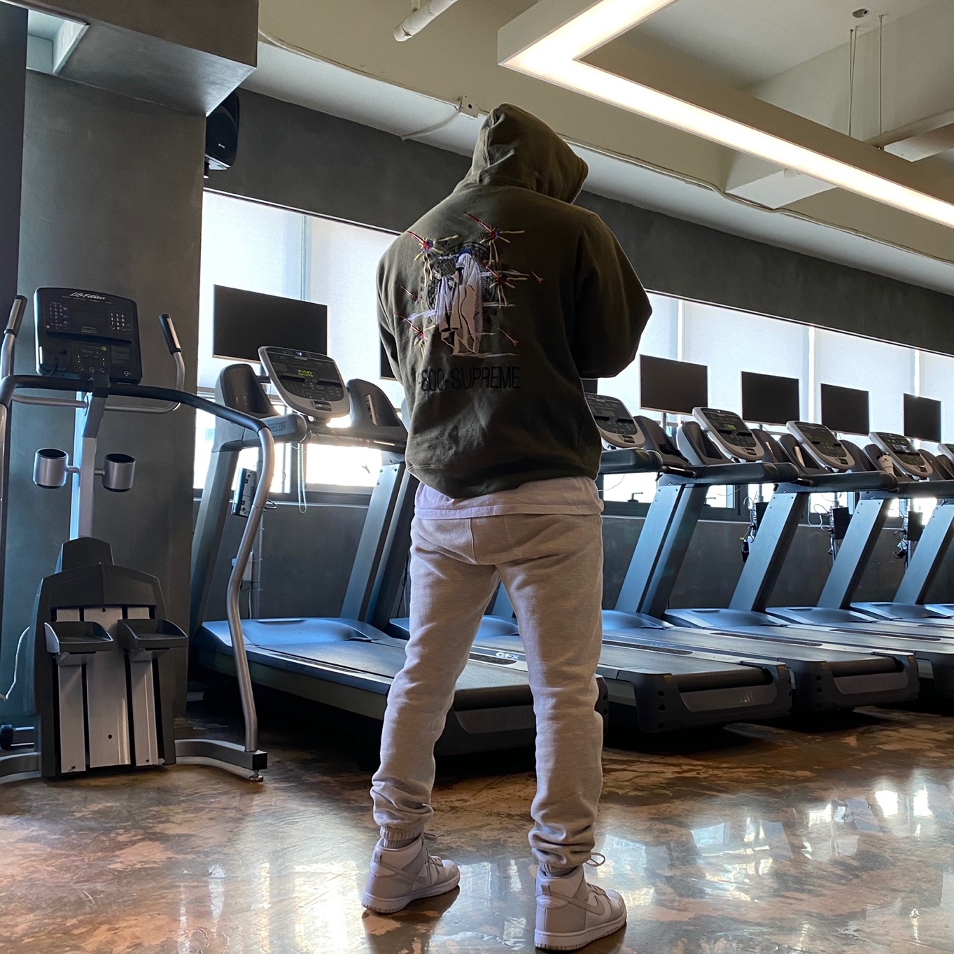 Supreme 1-800 Hooded Sweatshirt Dark Olive - 19FW, Essentials Sweatpants Oatmeal/Oatmeal Heather/Light Heather Oatmeal 2020 착용 스타일