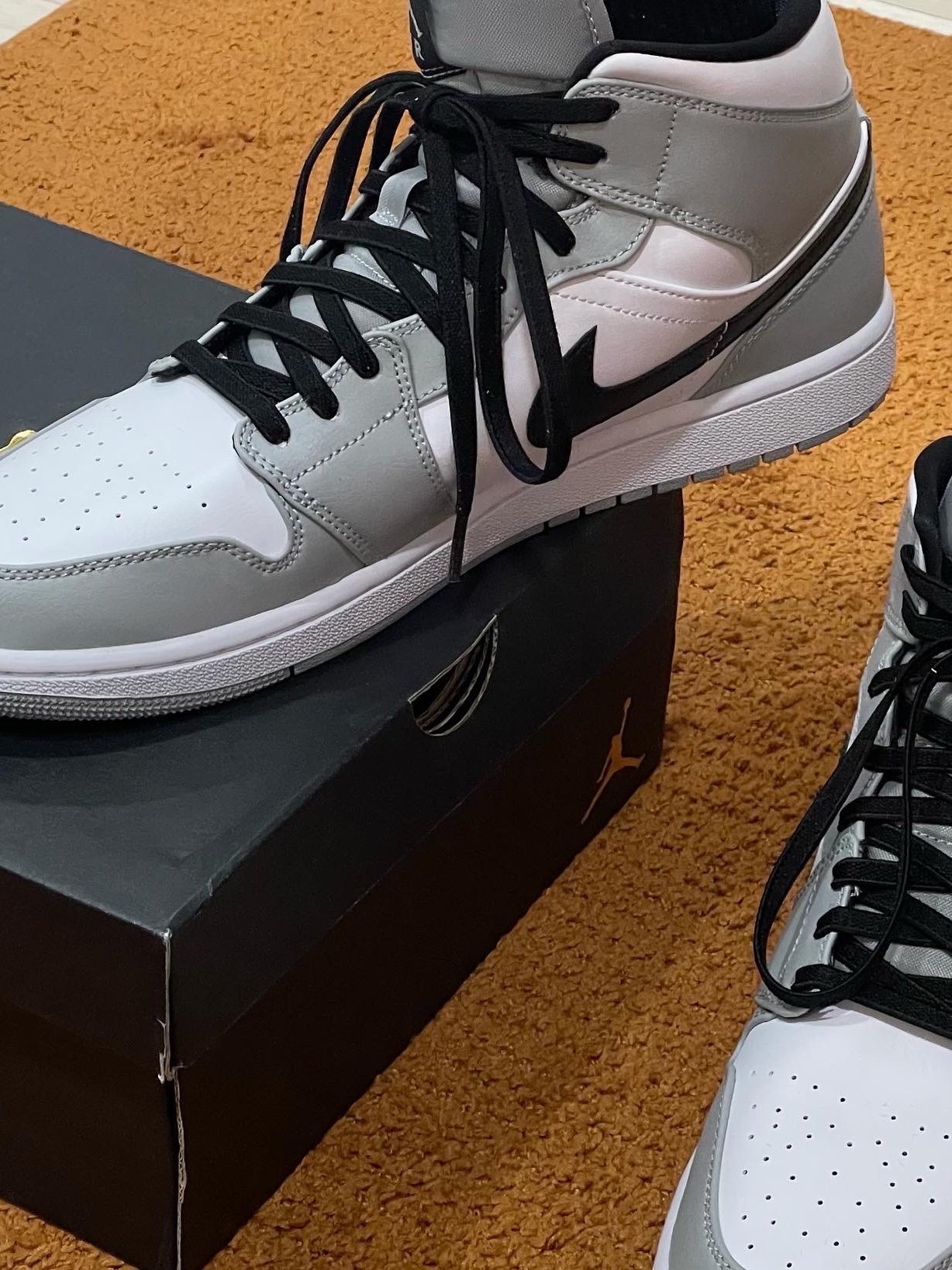 Jordan 1 Mid Light Smoke Grey 착용 스타일 - 2