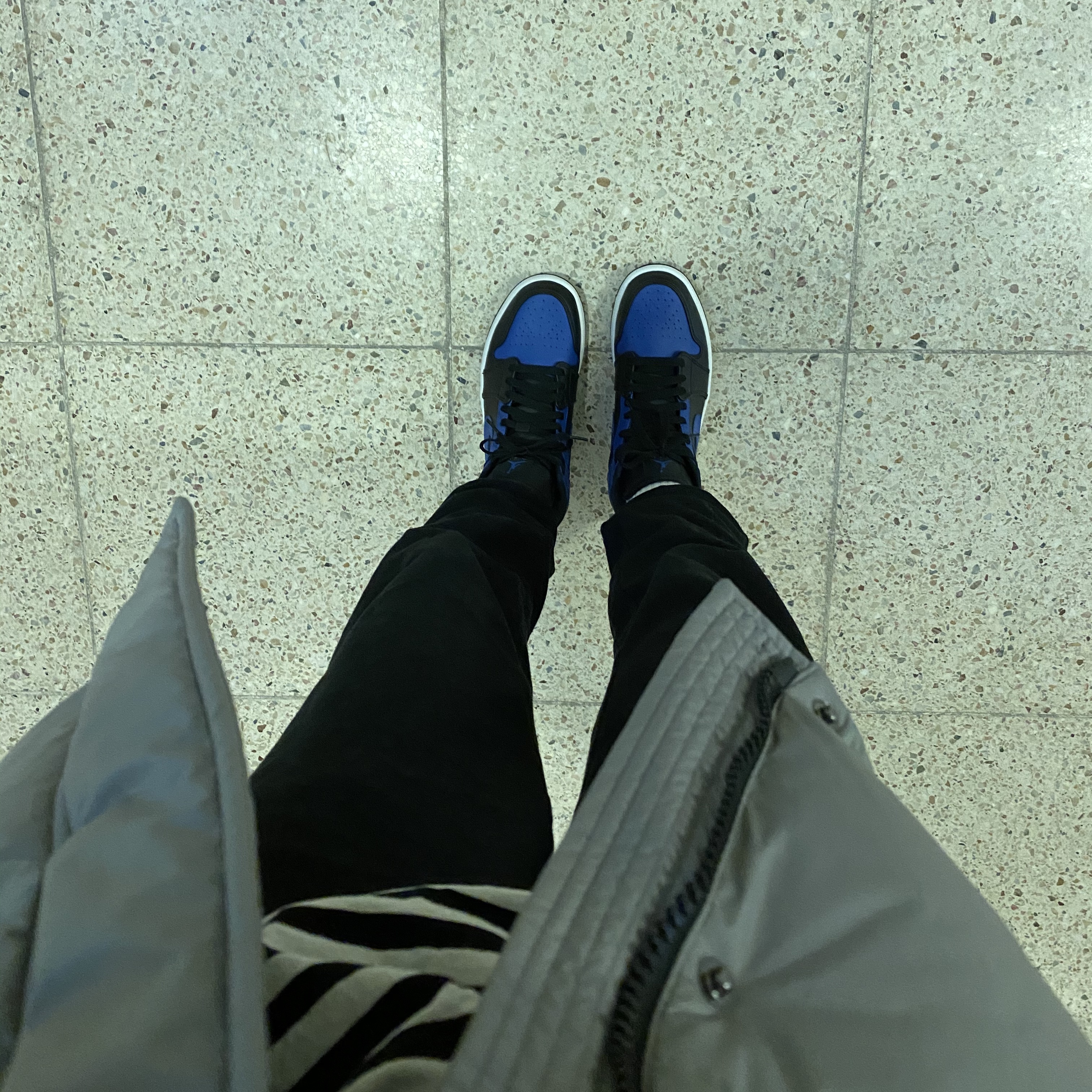 Jordan 1 Mid Black Hyper Royal 착용 스타일