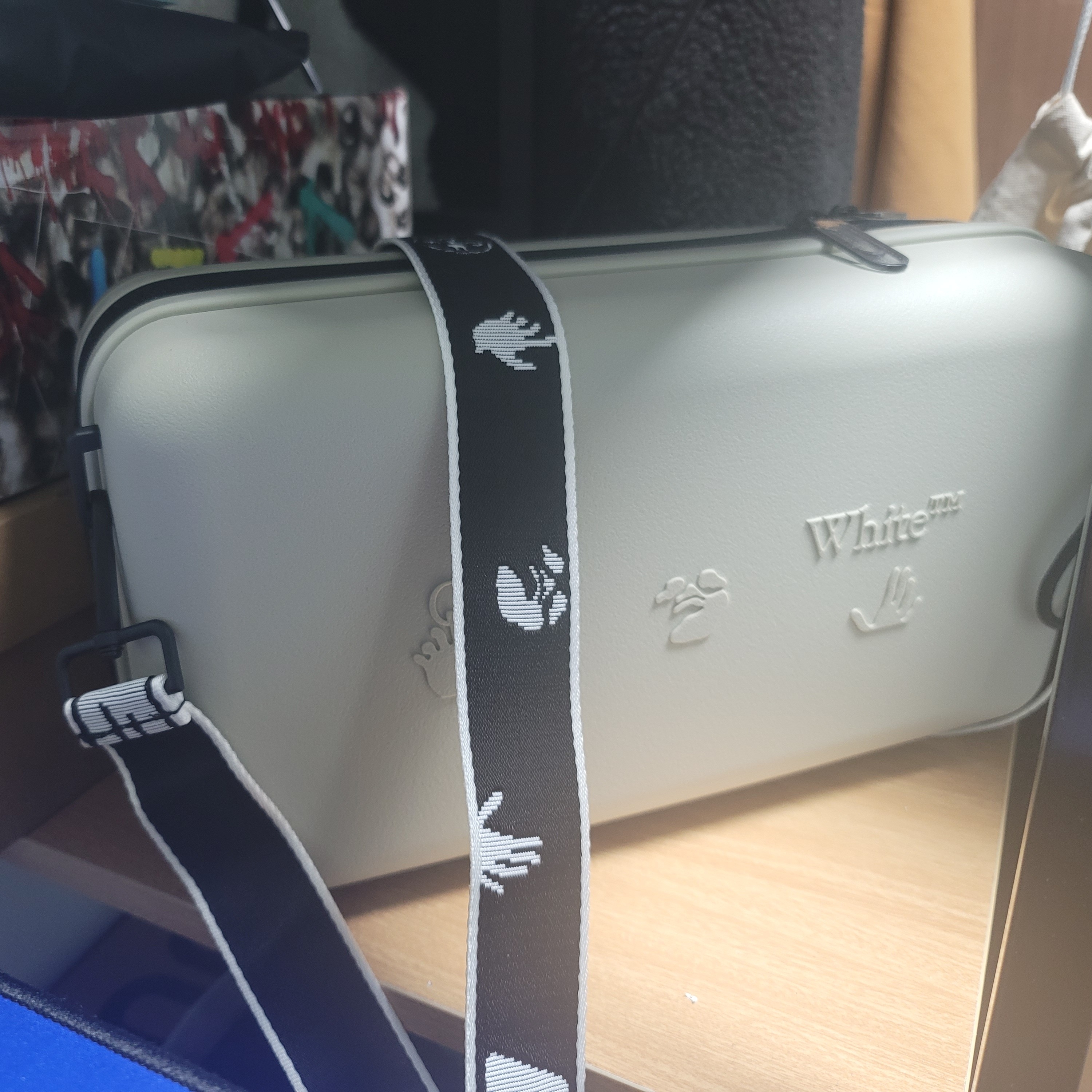 Off-White x Amore Pacific Protection Box (Without Cosmetics) 착용 스타일 - 1