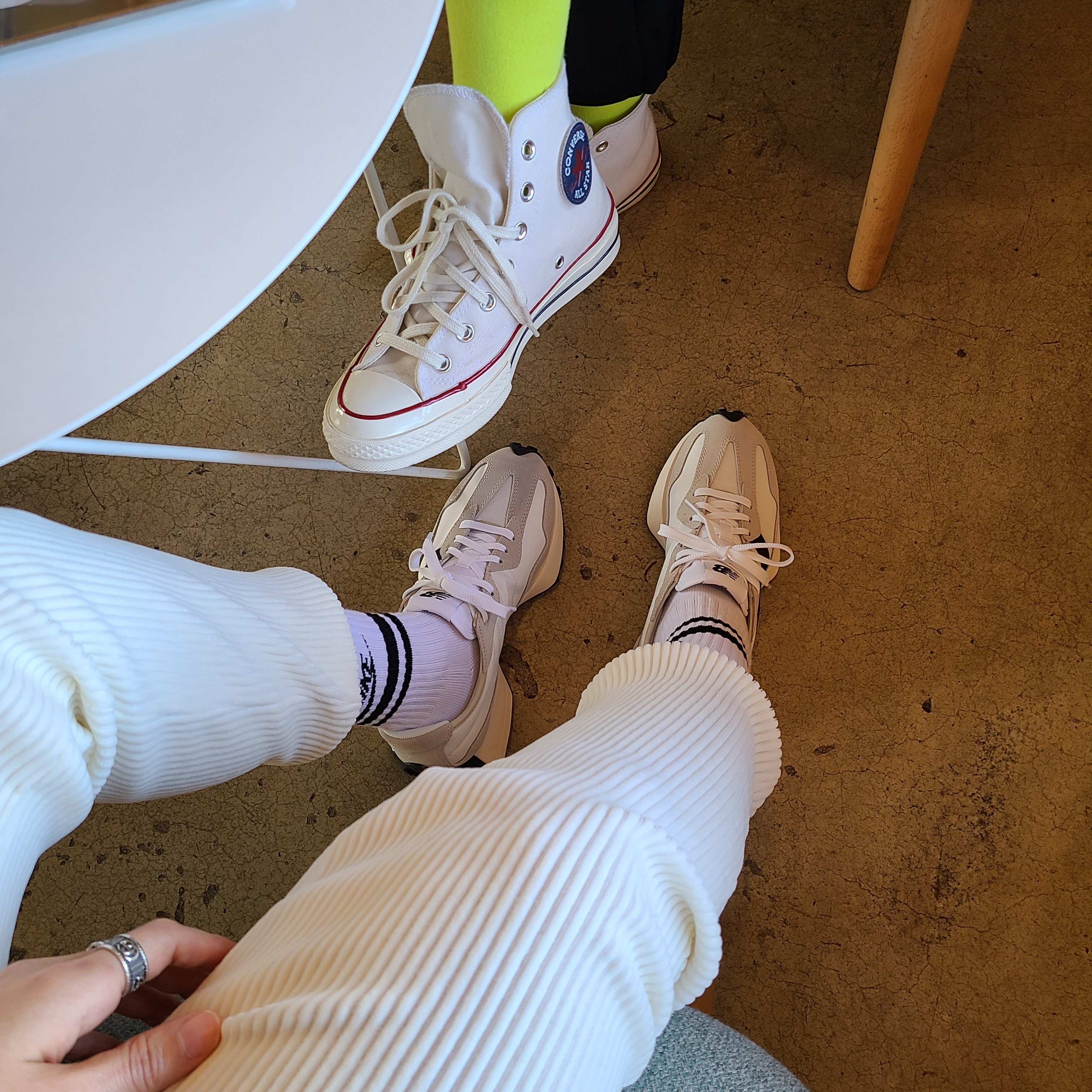 New Balance 327 White Black 착용 스타일
