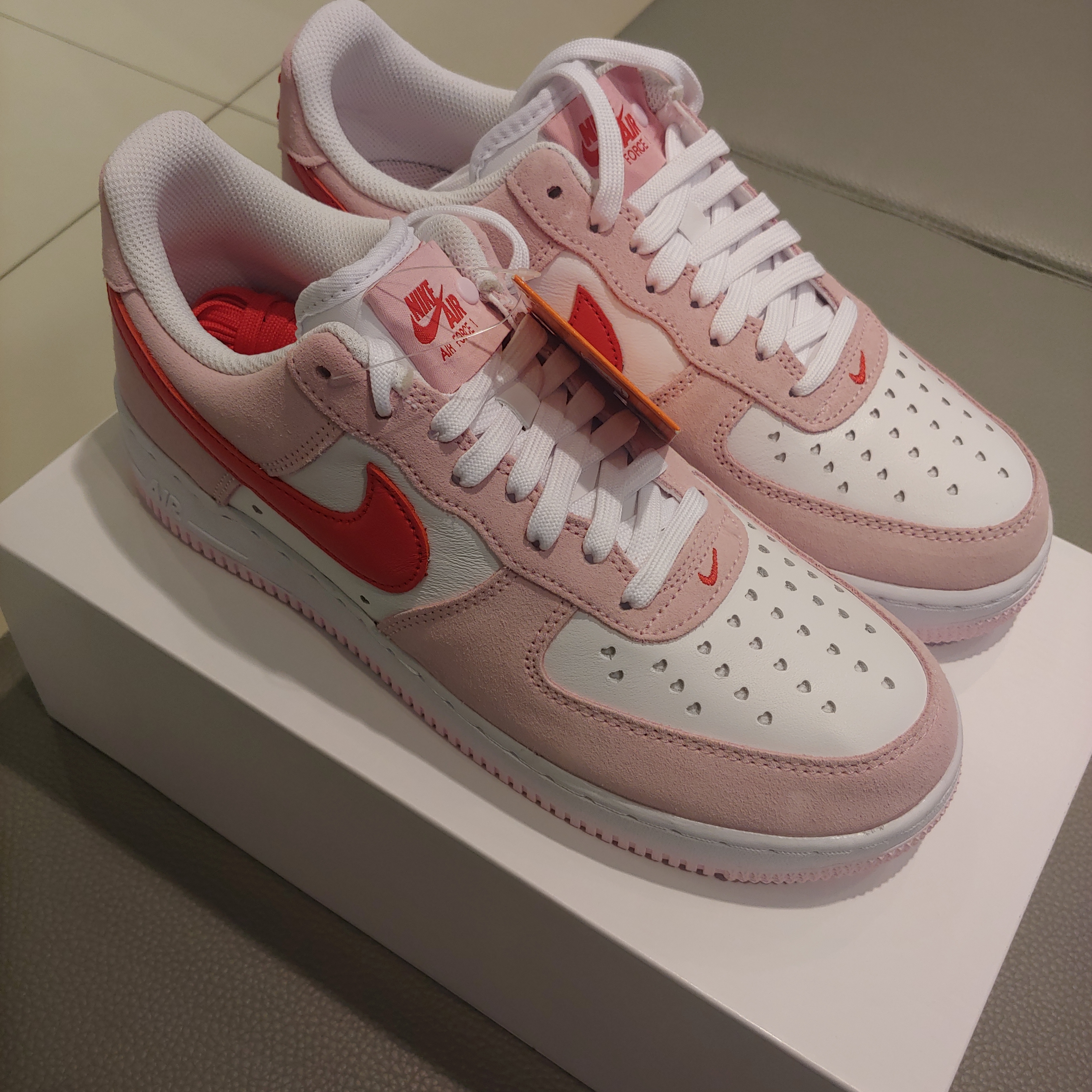 Nike Air Force 1 '07 QS Valentine's Day 착용 스타일 - 2