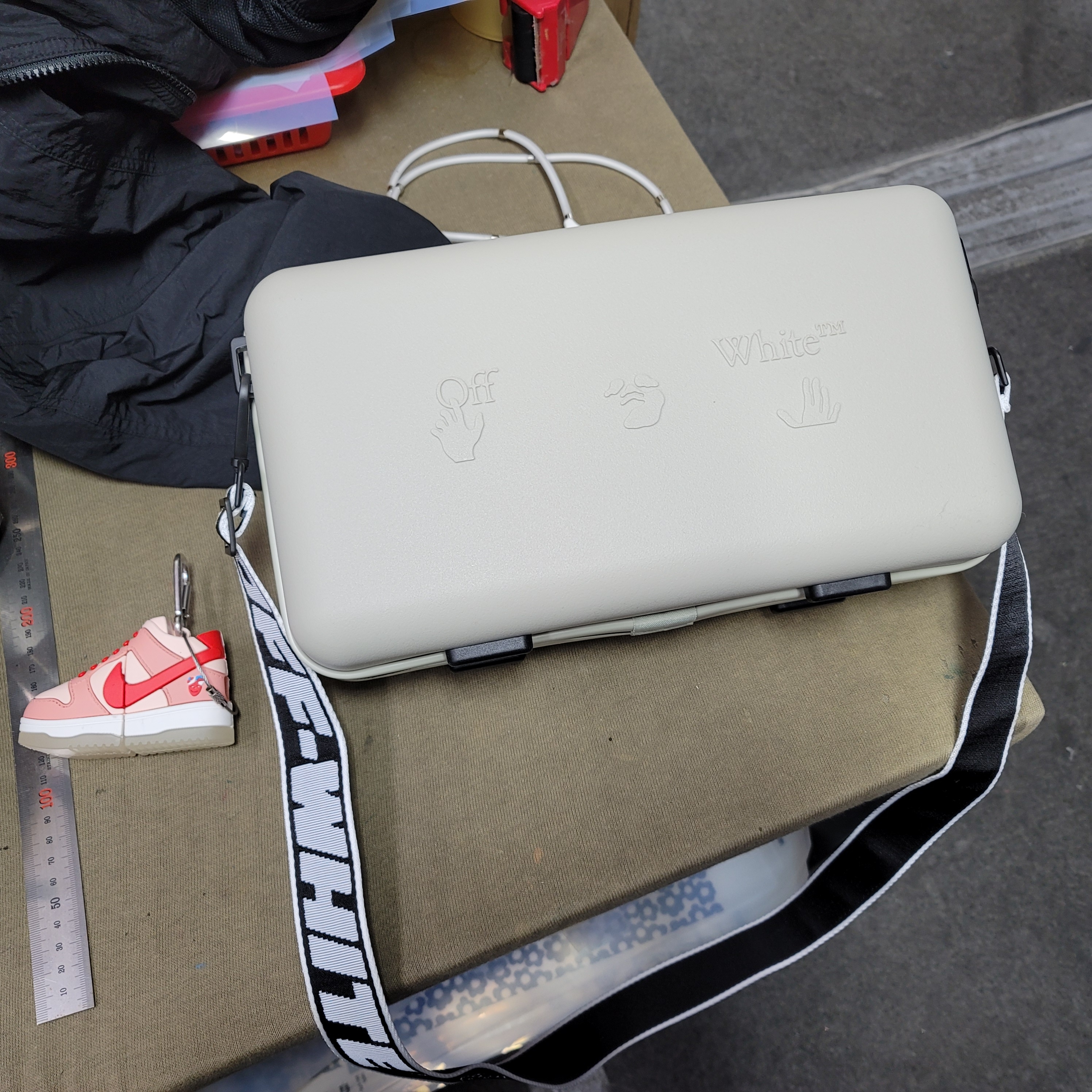 Off-White x Amore Pacific Protection Box (Without Cosmetics), Nike x StrangeLove SB Dunk Low Pink (Regular Box) 착용 스타일