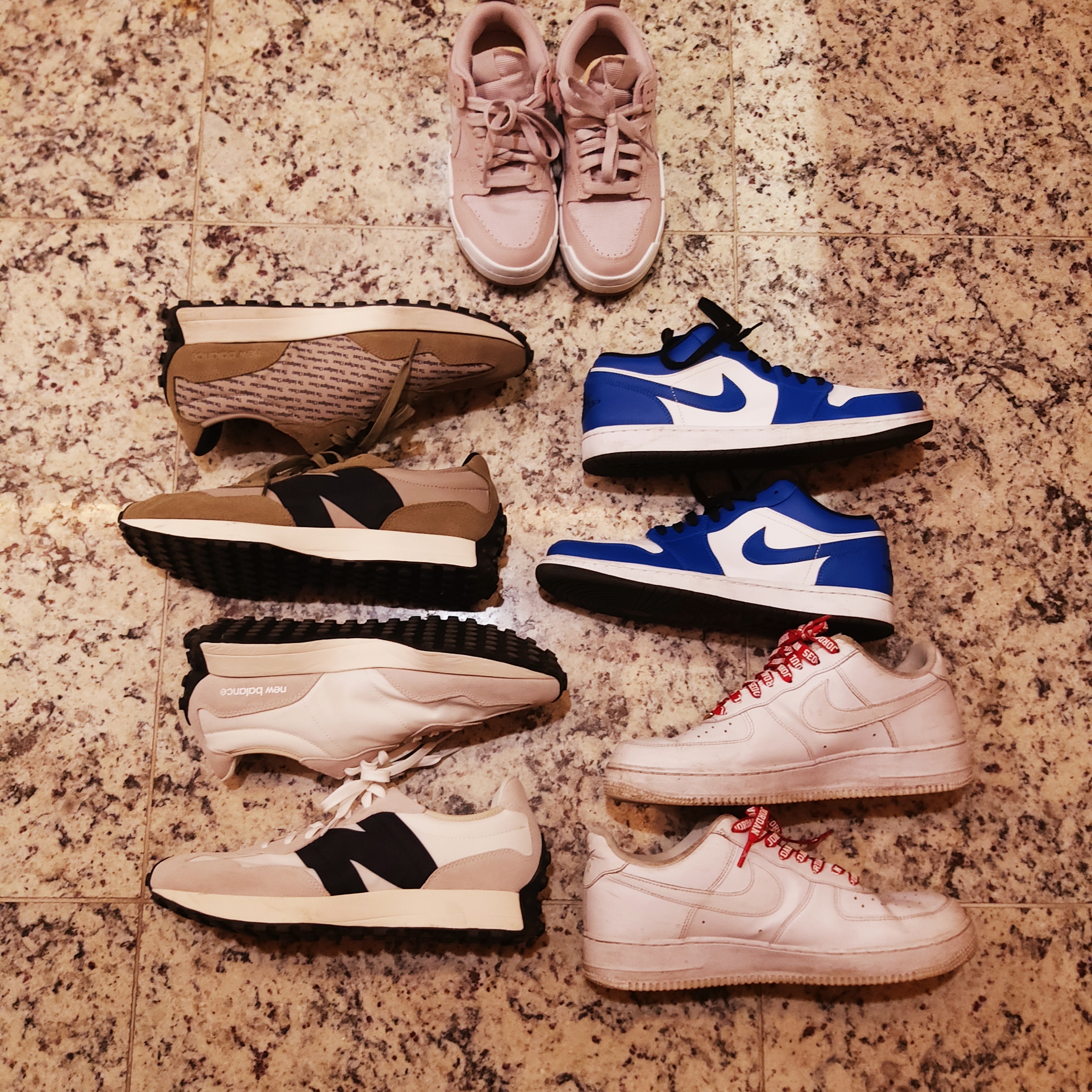 Jordan 1 Low Hyper Royal, New Balance 327 White Black 착용 스타일 - 1