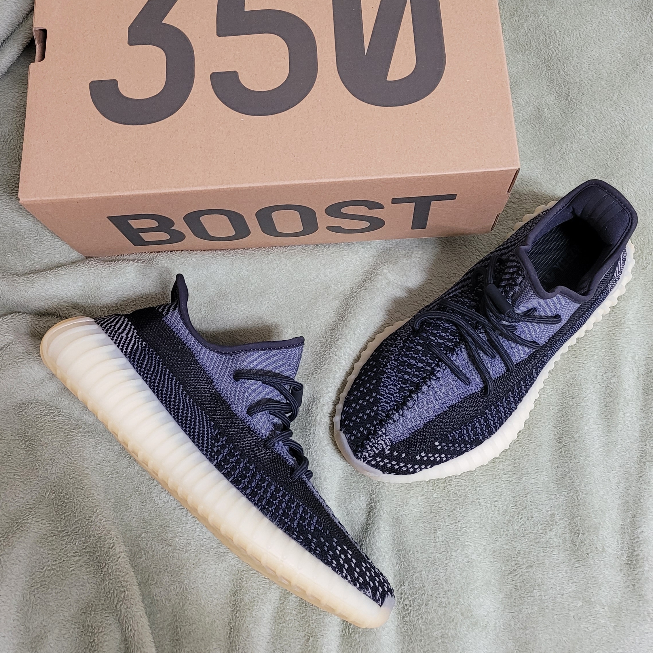 Adidas Yeezy Boost 350 V2 Carbon 착용 스타일 - 3